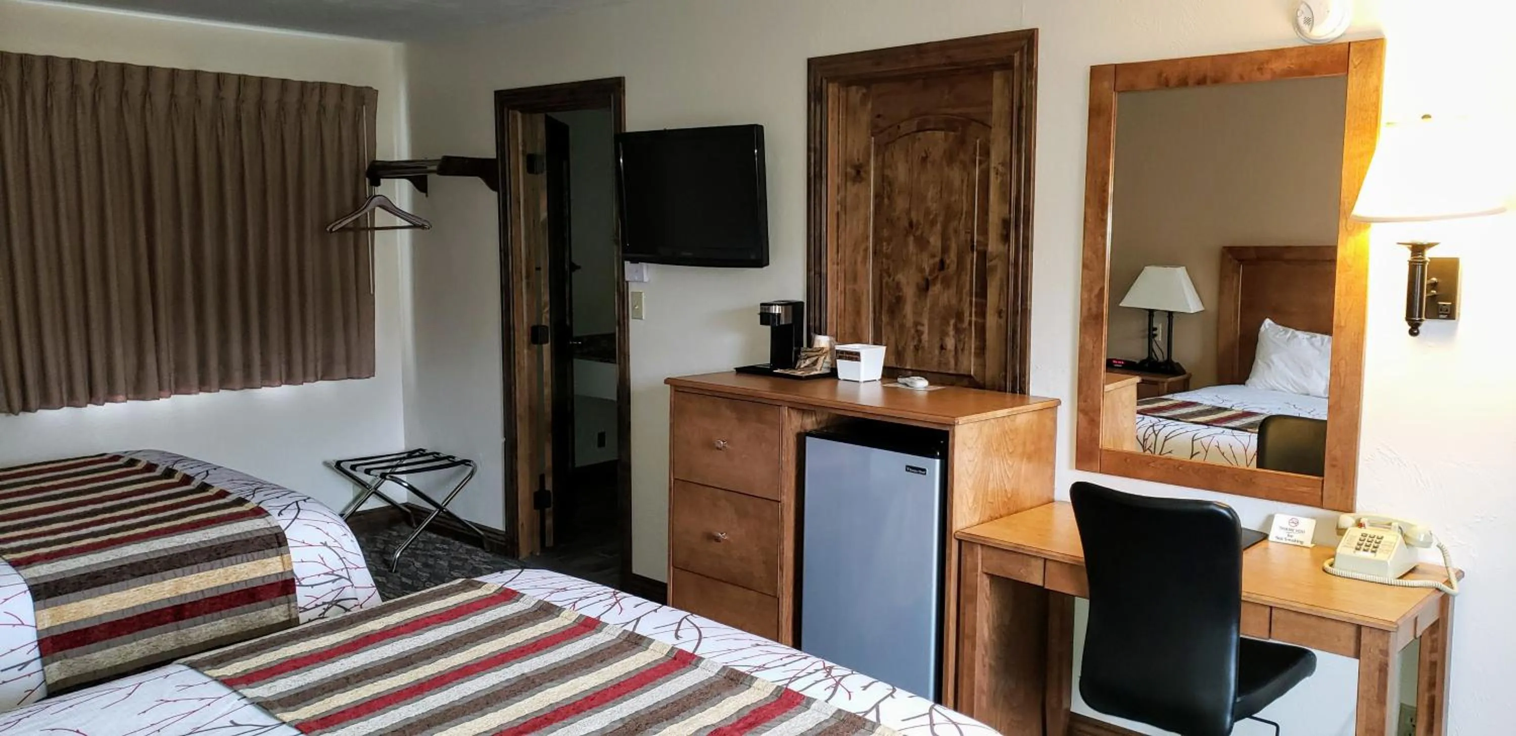 Photo of the whole room, Bed in Stagecoach Inn & Suites