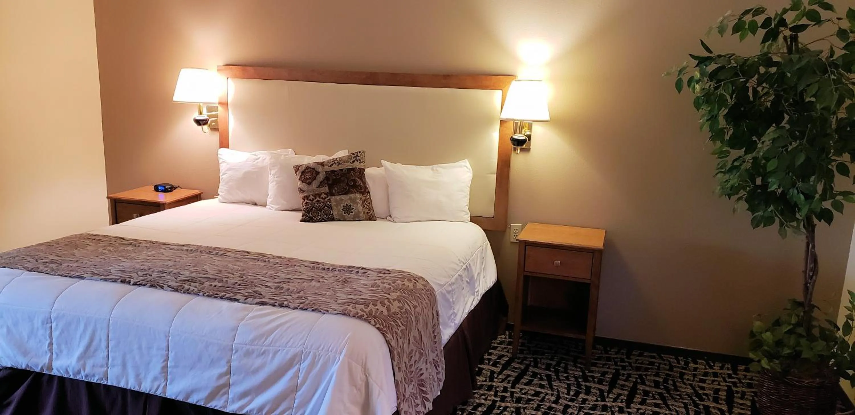 Bed in Stagecoach Inn & Suites