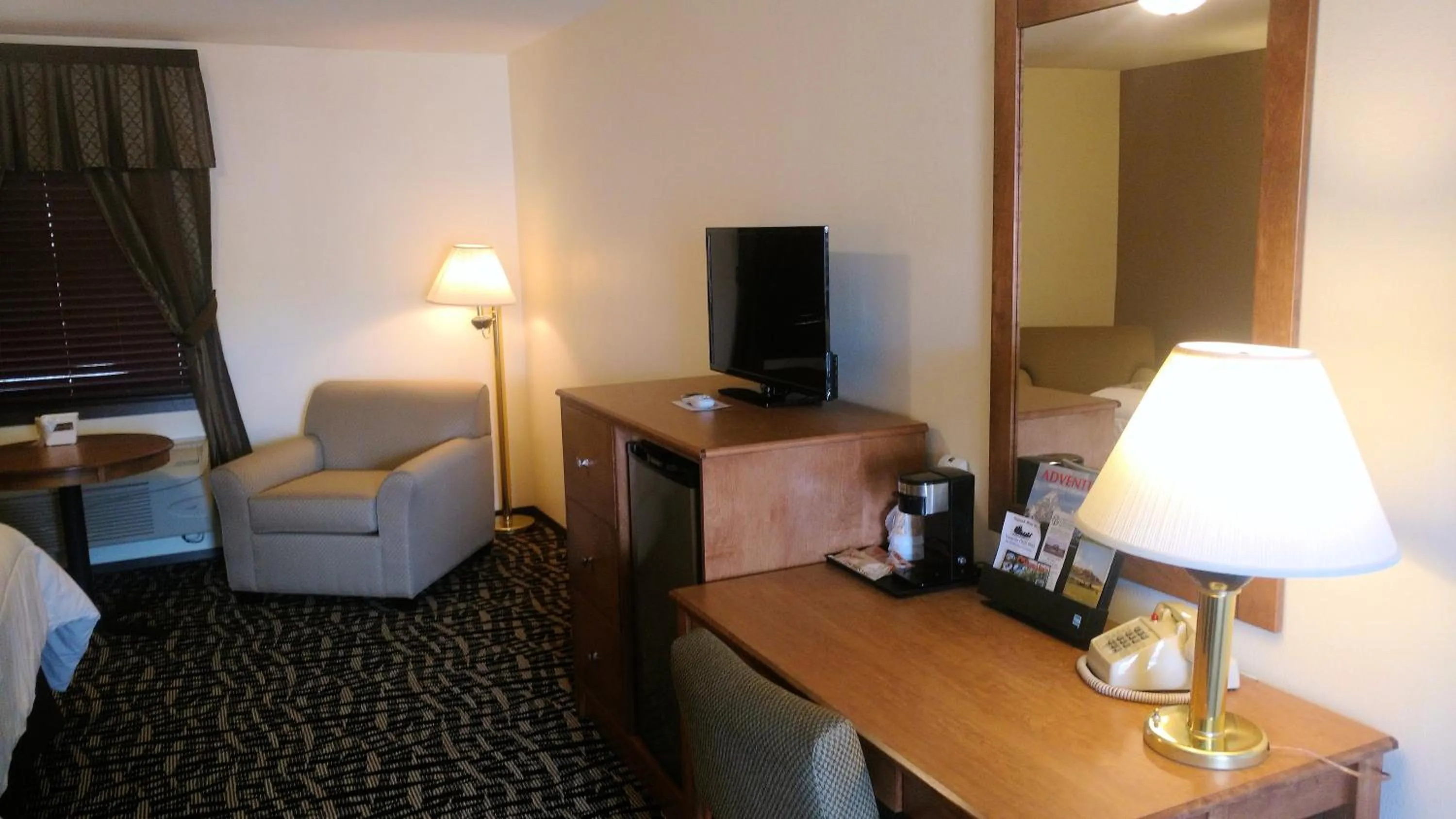 TV and multimedia in Stagecoach Inn & Suites
