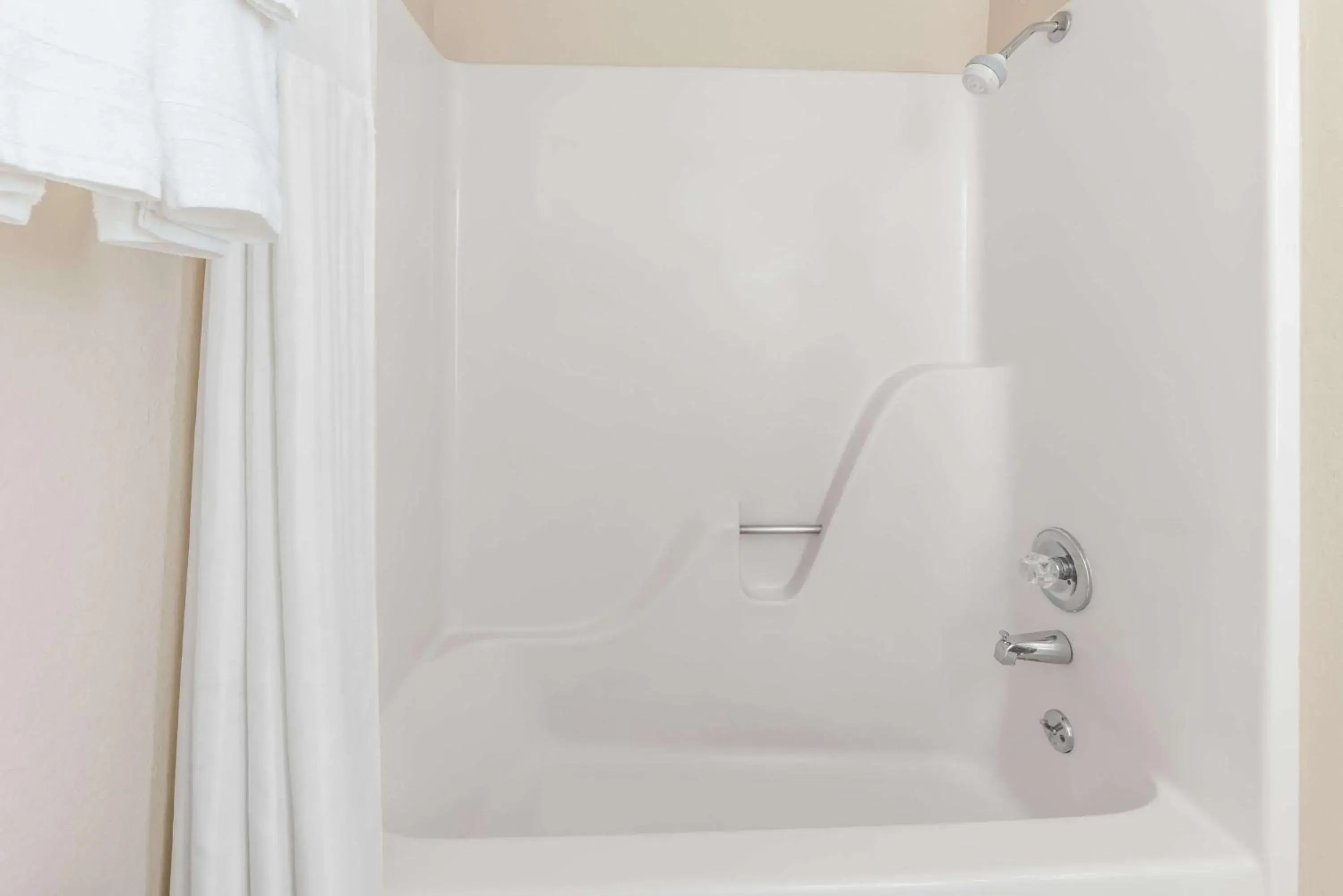 Photo of the whole room in Days Inn by Wyndham Russell Photo of the whole room in Days Inn by Wyndham Russell