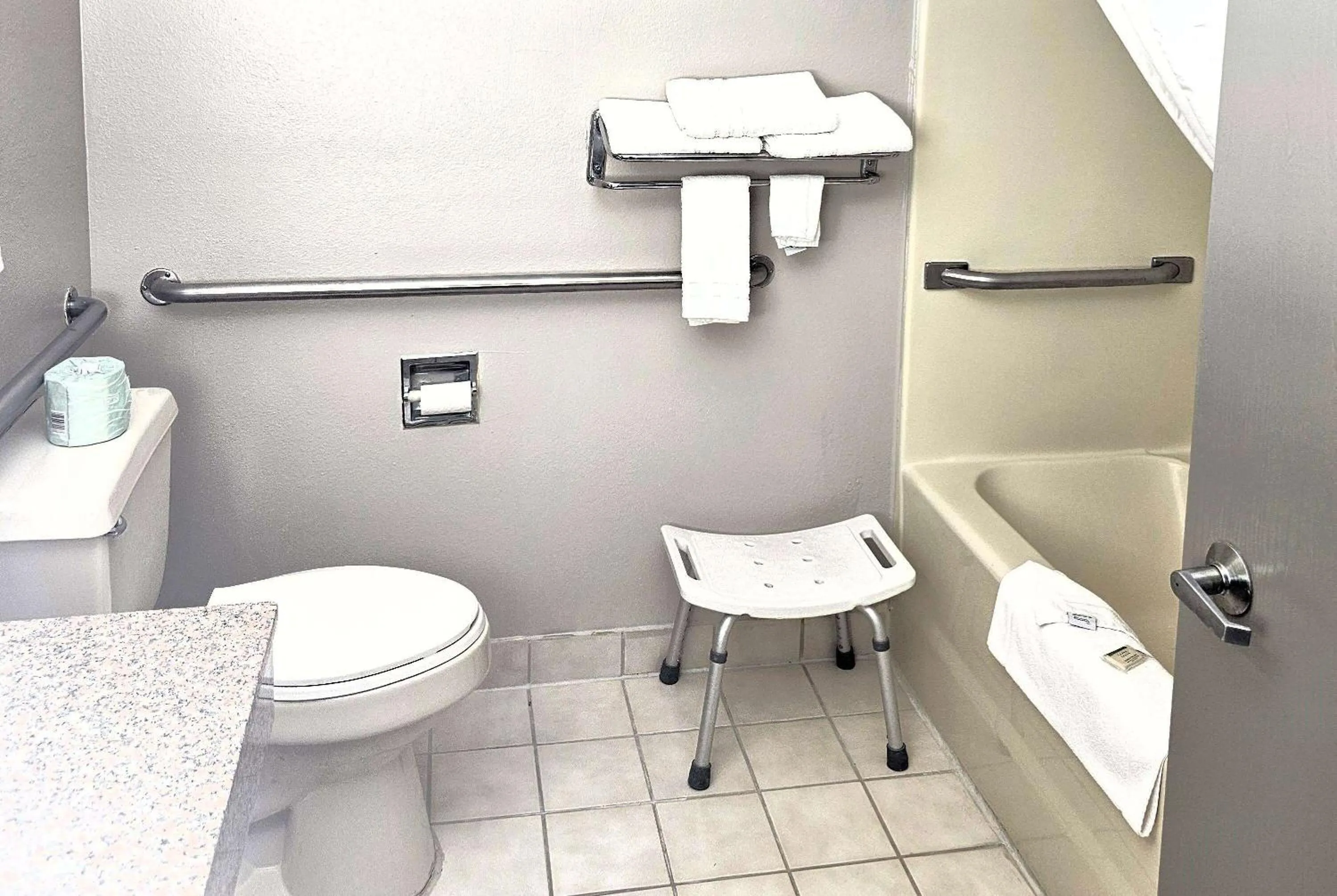 TV and multimedia in Days Inn by Wyndham North Sioux City