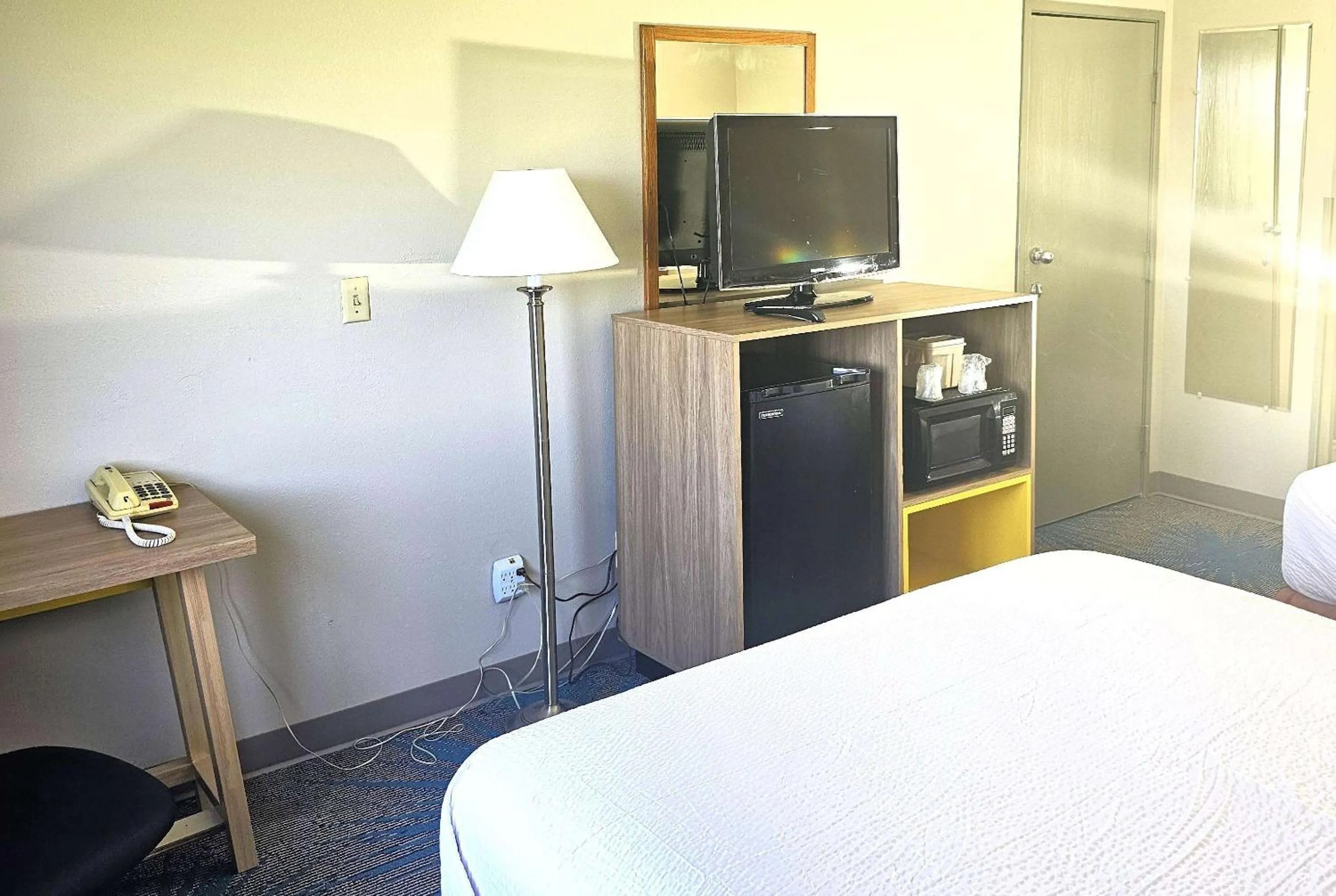 Photo of the whole room, Bed in Days Inn by Wyndham North Sioux City