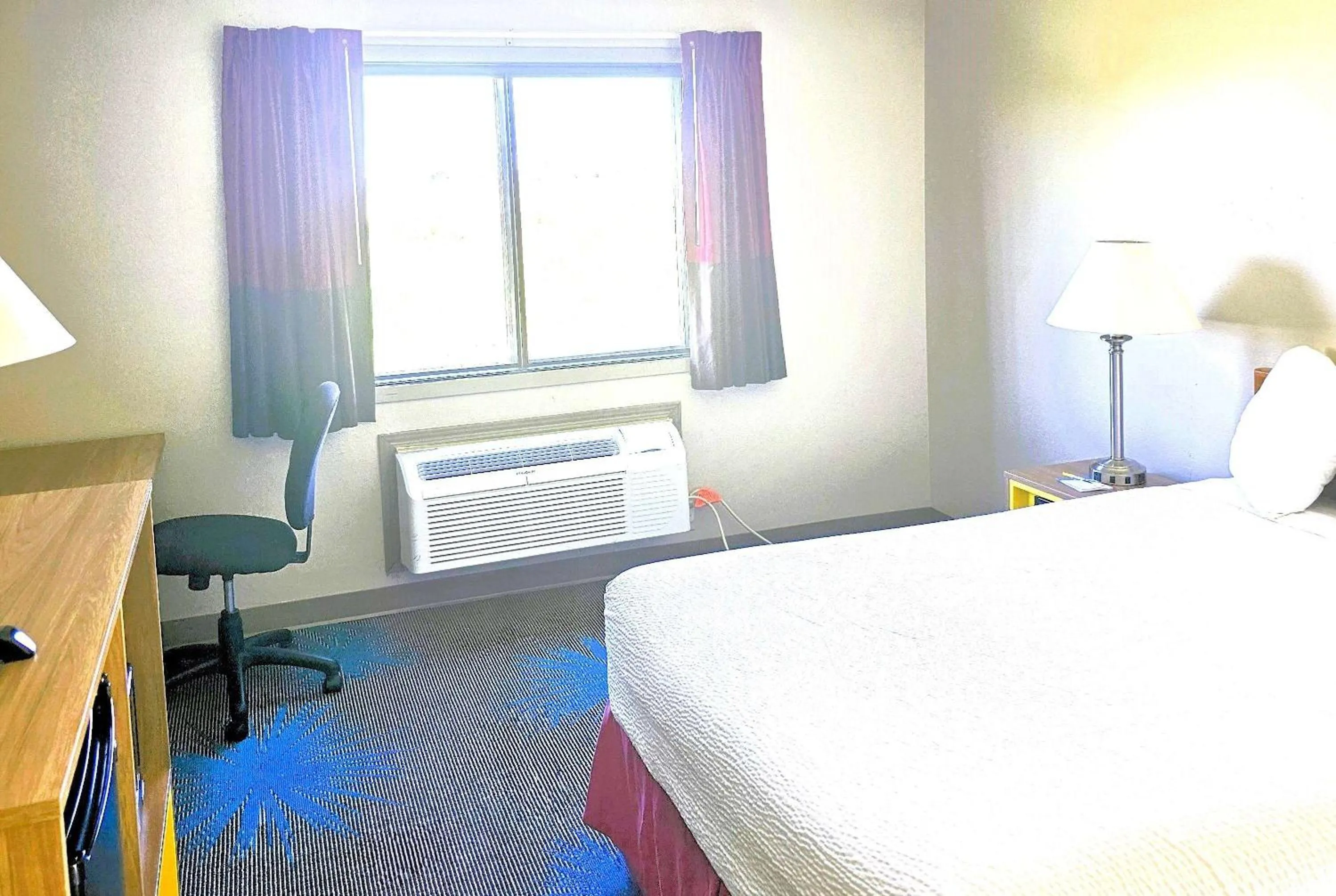 Photo of the whole room, Bed in Days Inn by Wyndham North Sioux City