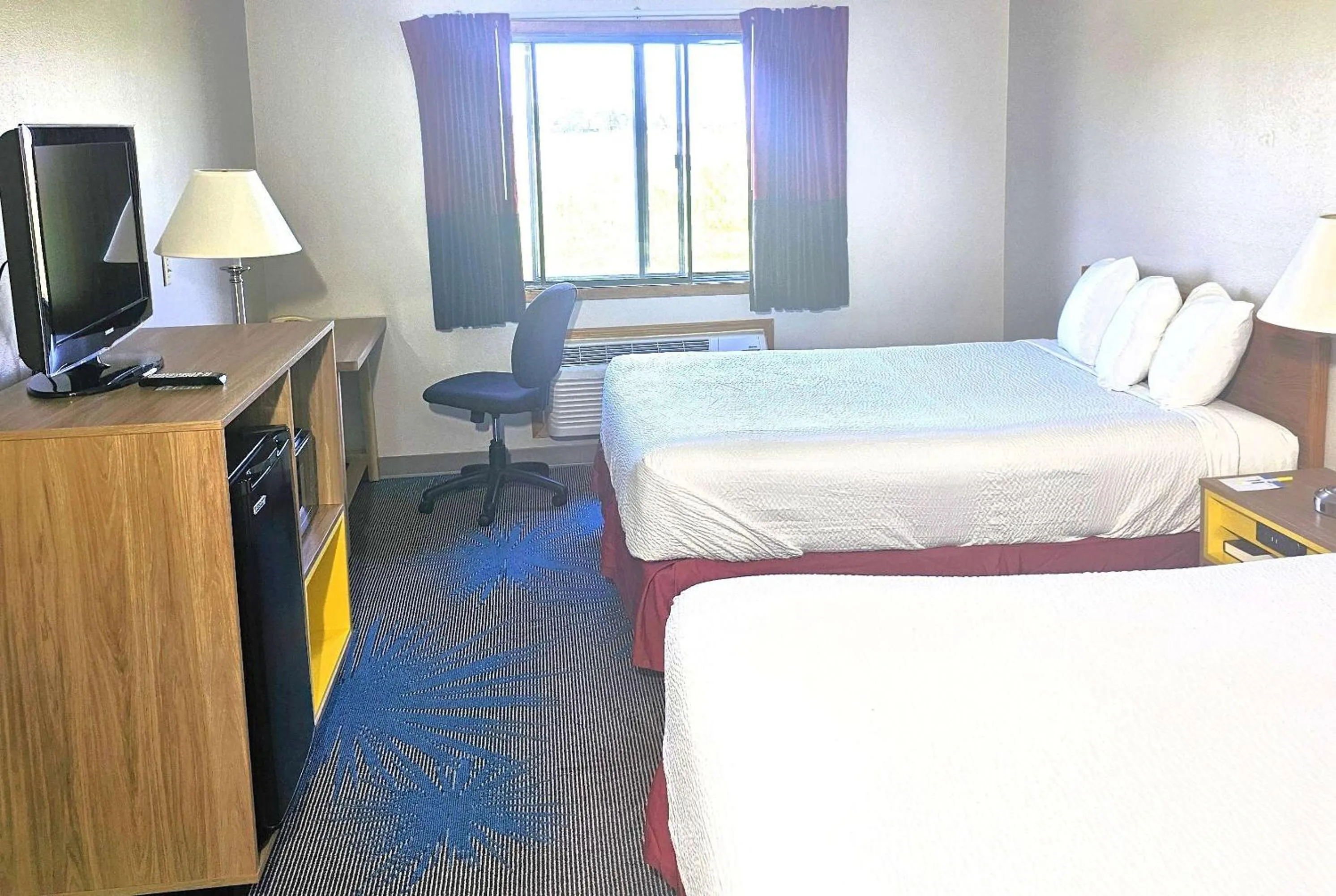 Photo of the whole room, Bed in Days Inn by Wyndham North Sioux City