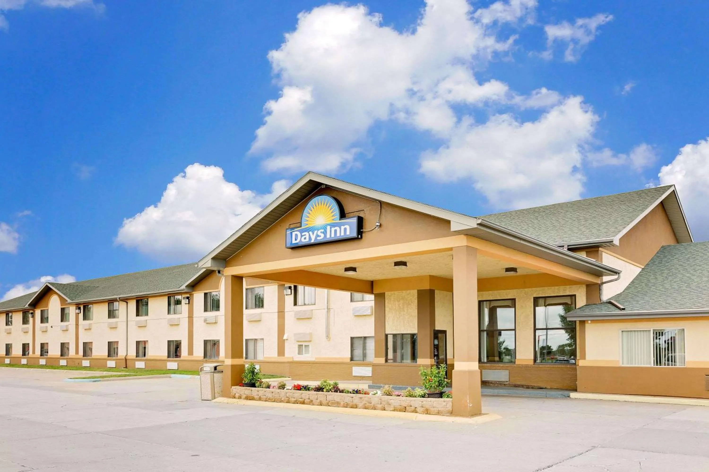 Property building in Days Inn by Wyndham North Sioux City