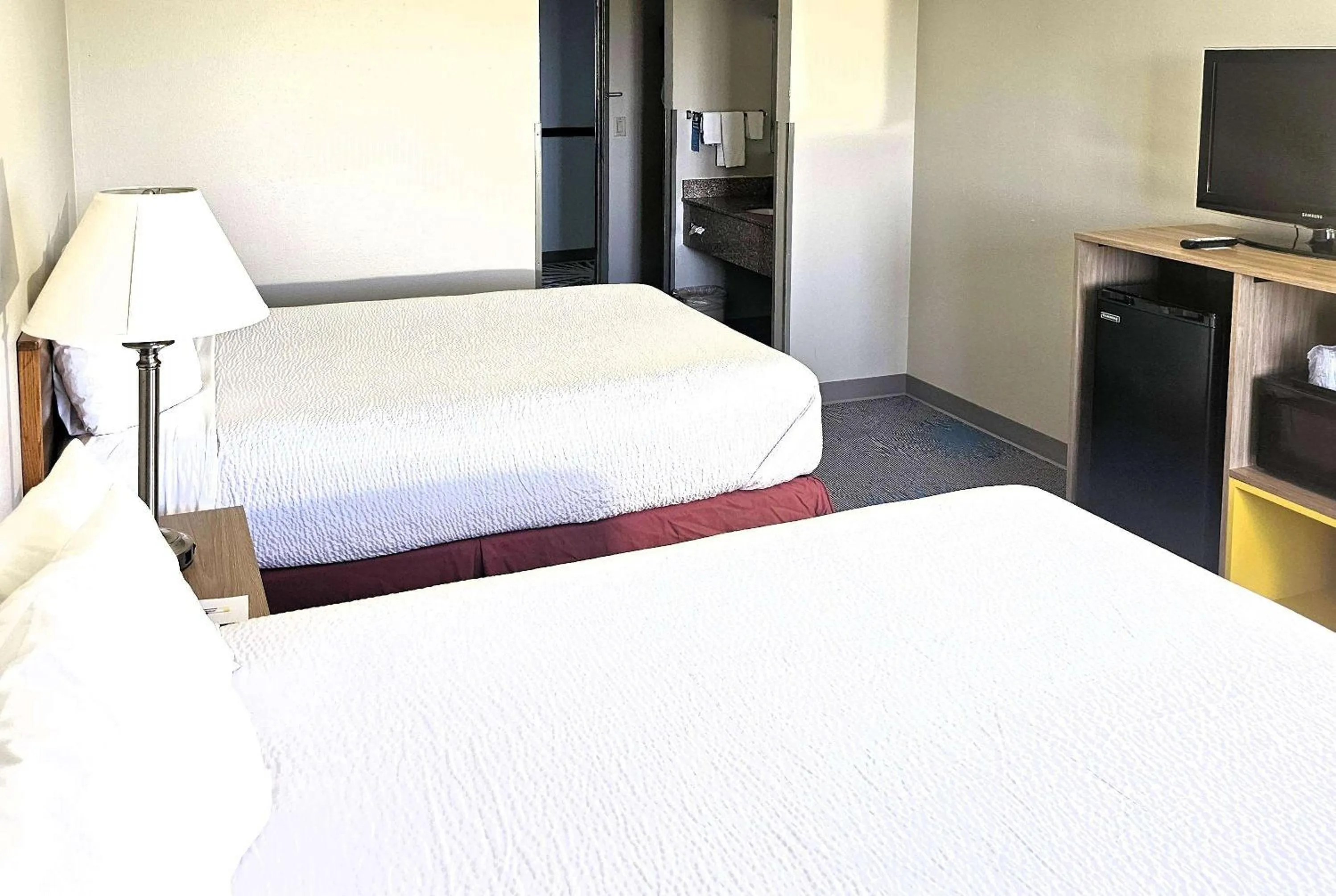 Photo of the whole room, Bed in Days Inn by Wyndham North Sioux City