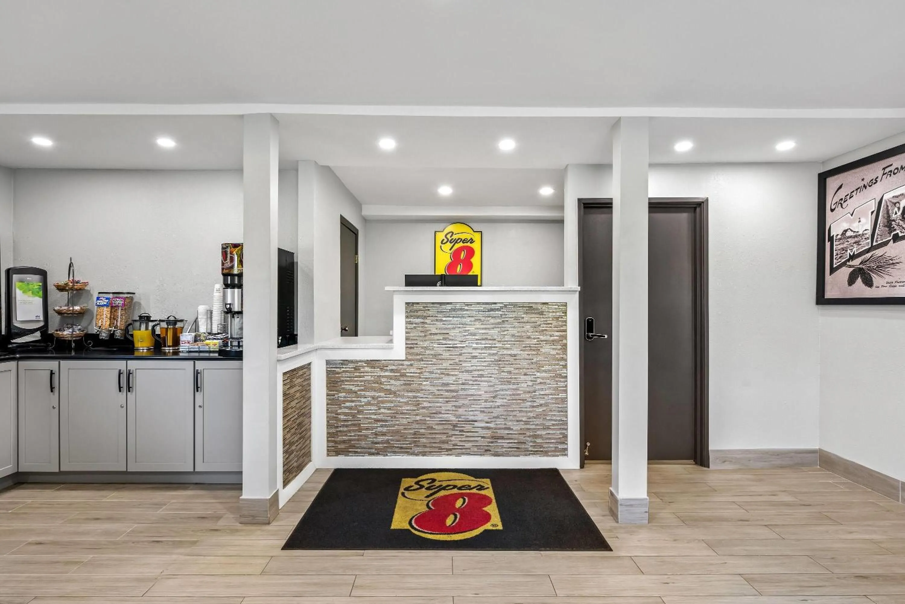 Lobby or reception in Super 8 by Wyndham Lewiston Auburn Area