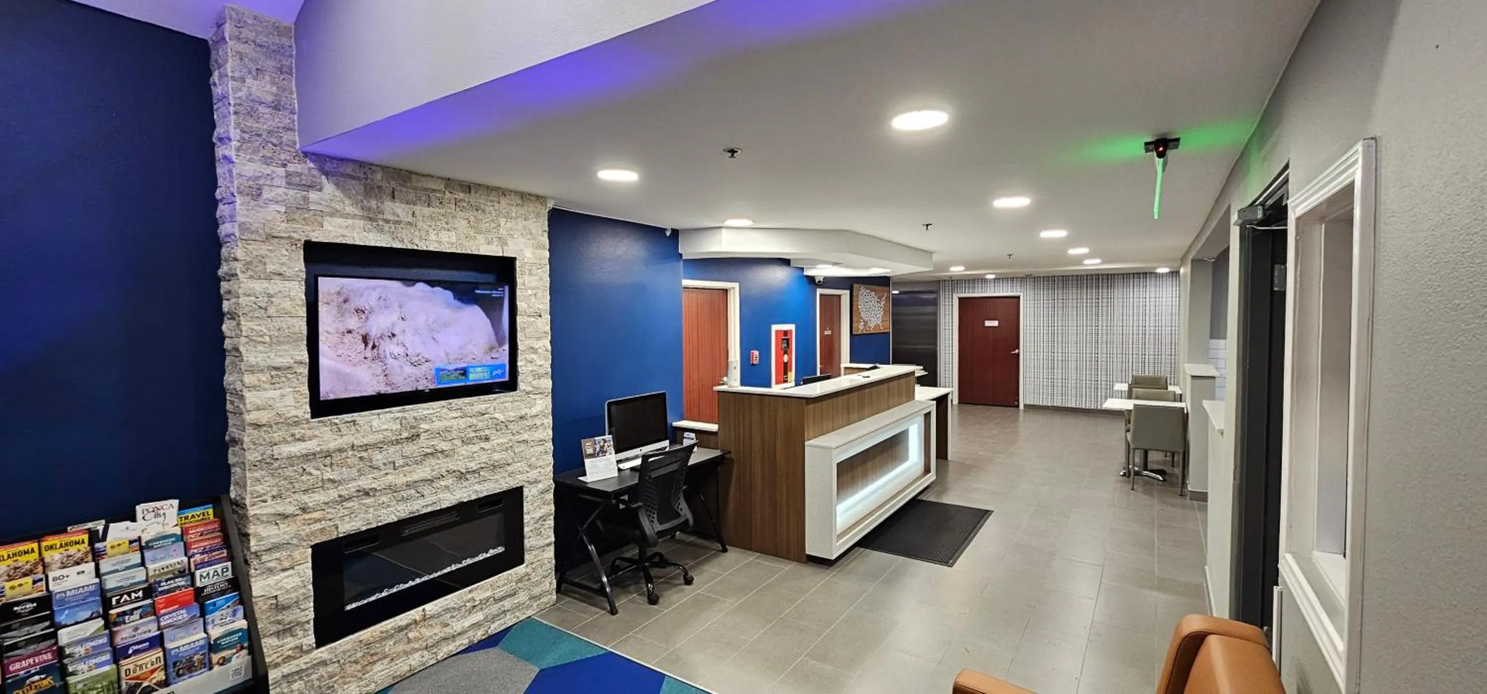 Communal lounge/ TV room in Microtel Inn & Suites by Wyndham Tulsa - Catoosa Route 66