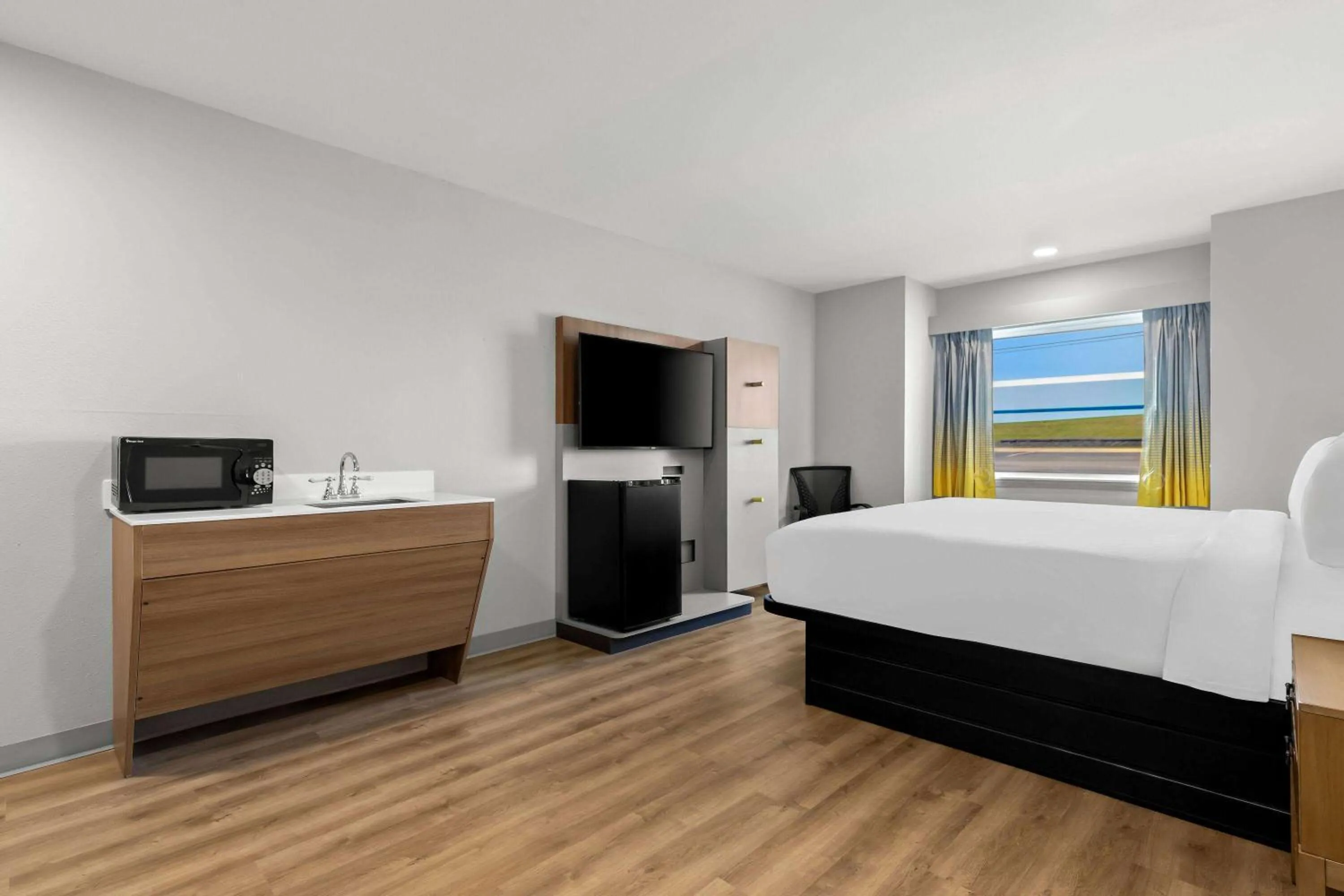 Bed in Microtel Inn & Suites by Wyndham Tulsa - Catoosa Route 66