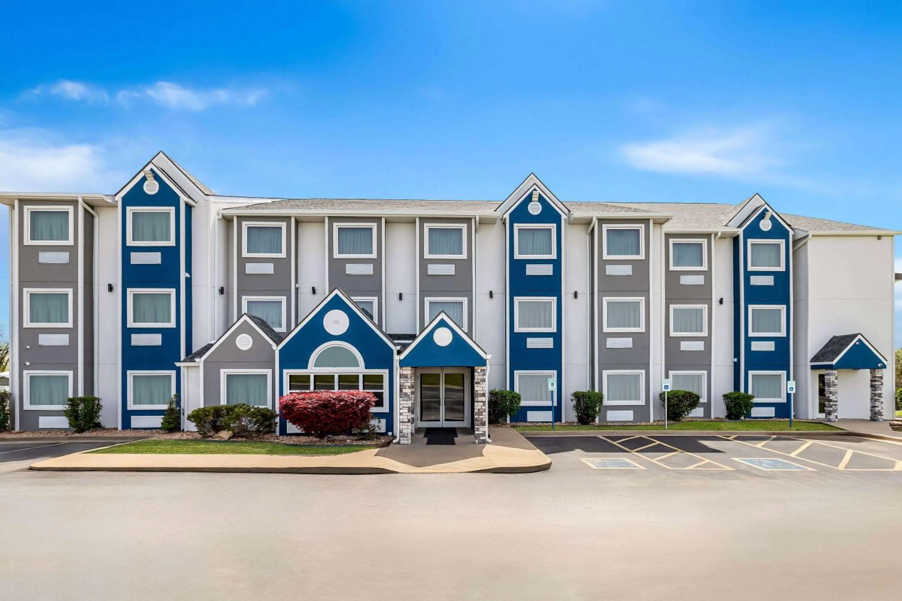 Property building in Microtel Inn & Suites by Wyndham Tulsa - Catoosa Route 66