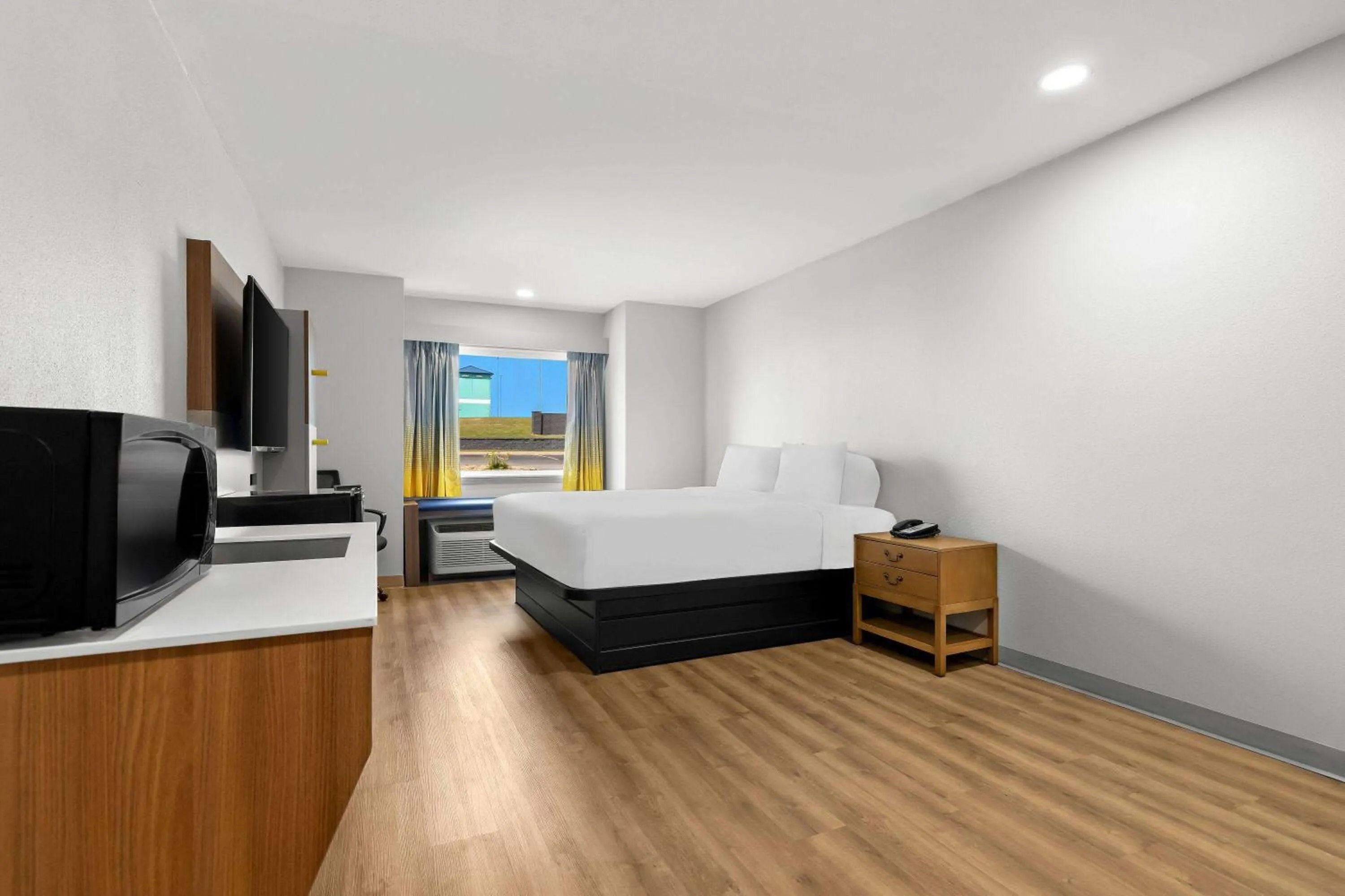 Bed in Microtel Inn & Suites by Wyndham Tulsa - Catoosa Route 66