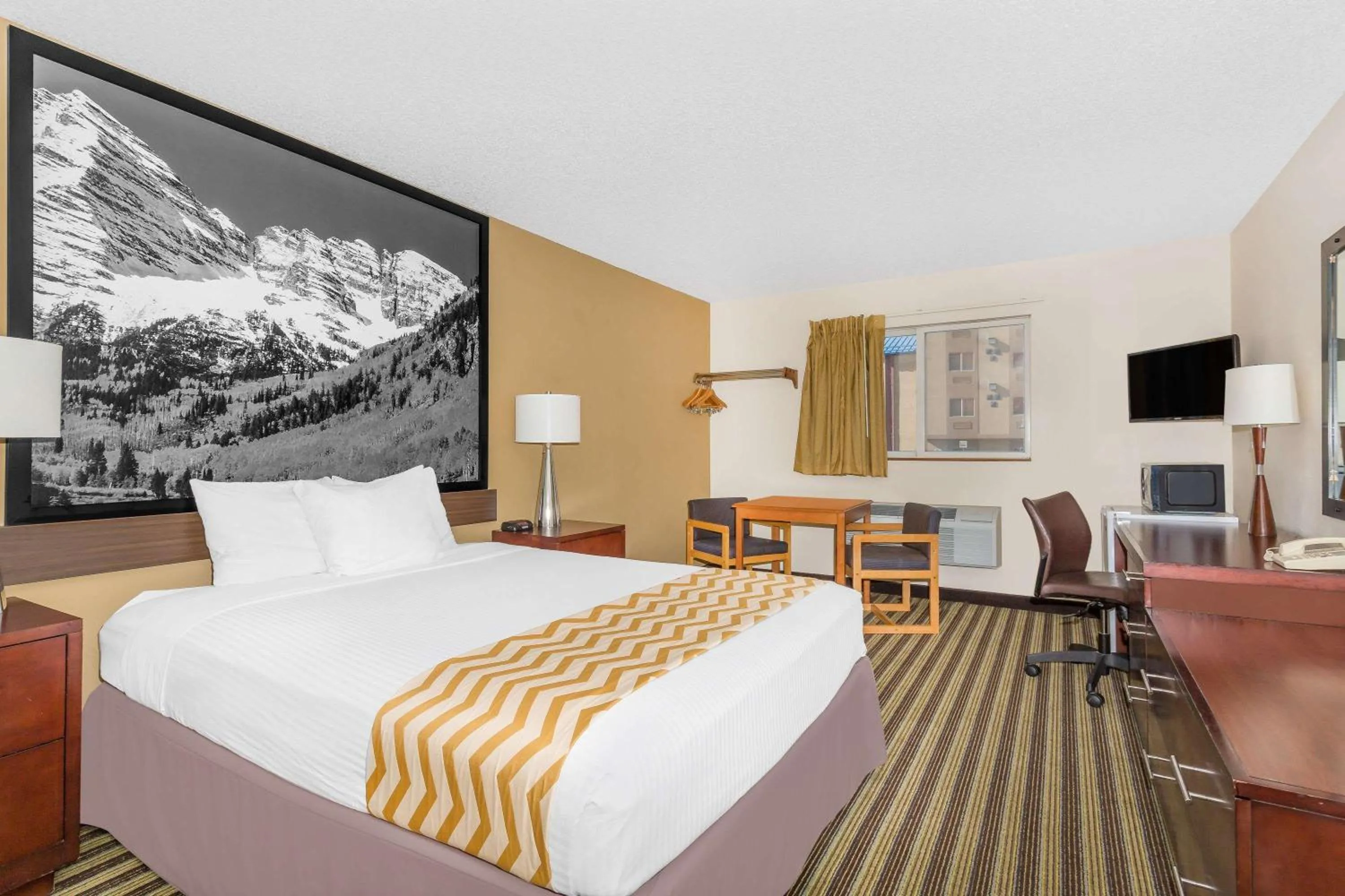 Photo of the whole room, Bed in Travelodge by Wyndham Loveland/Fort Collins Area