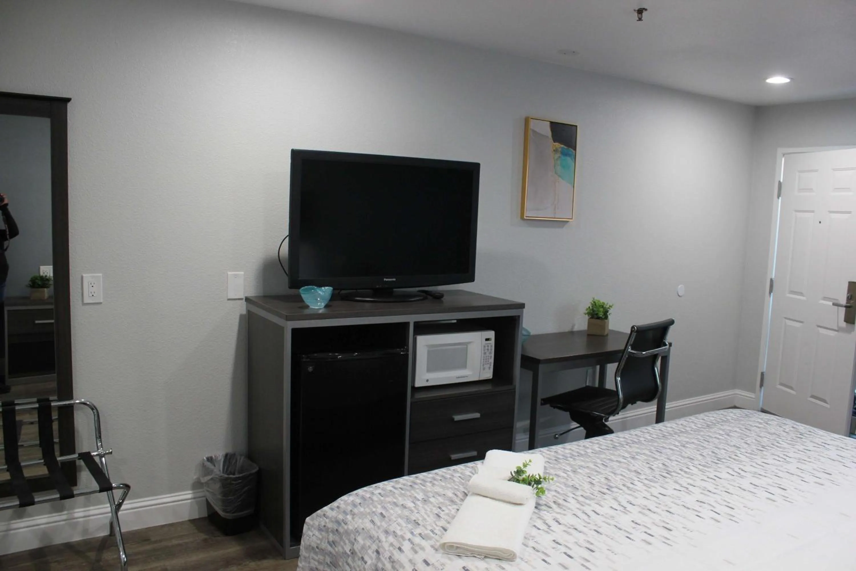 Photo of the whole room, Bed in SureStay Hotel by Best Western Chowchilla Yosemite