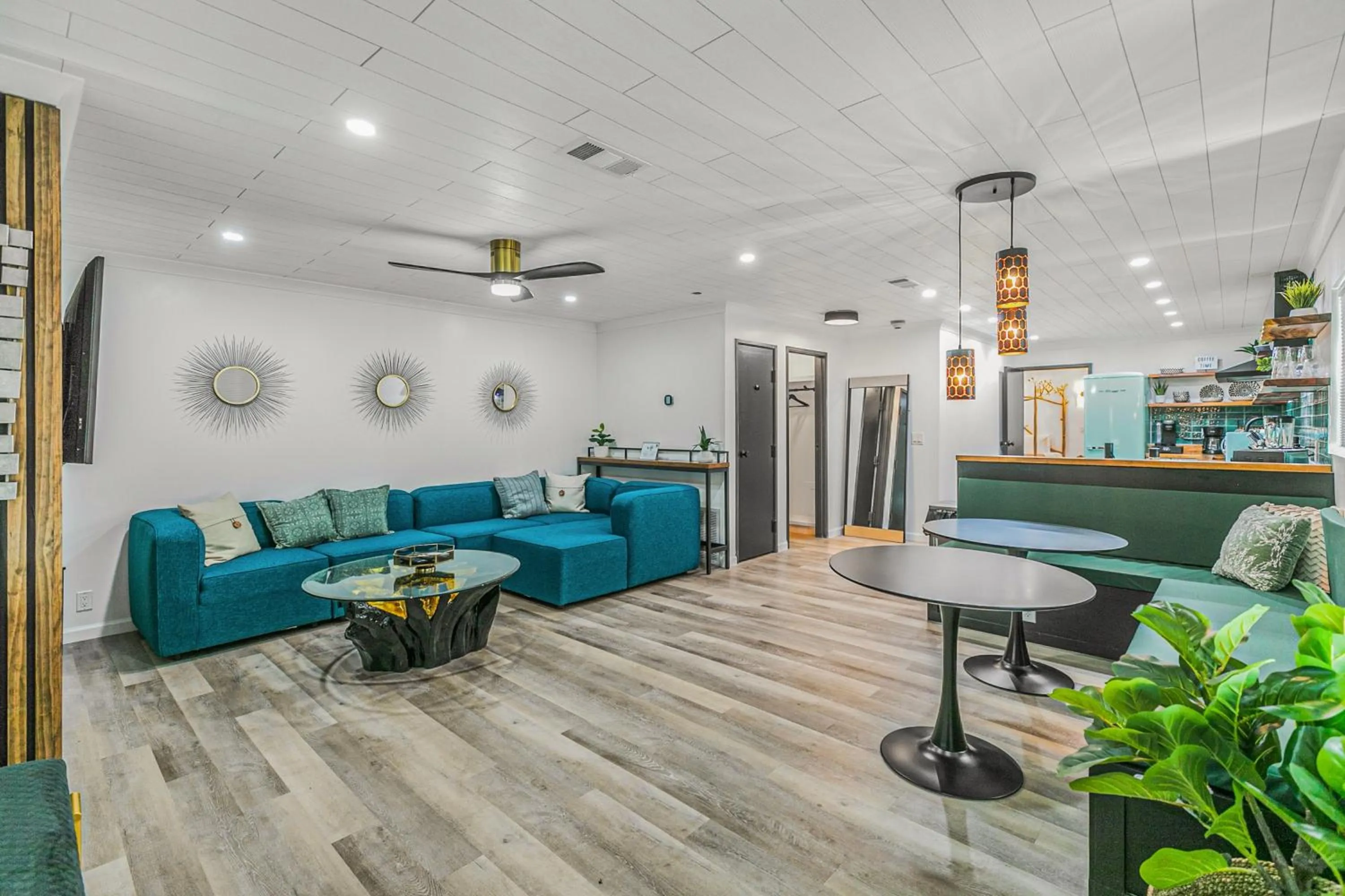 Living room in Candlewick Inn and Suites