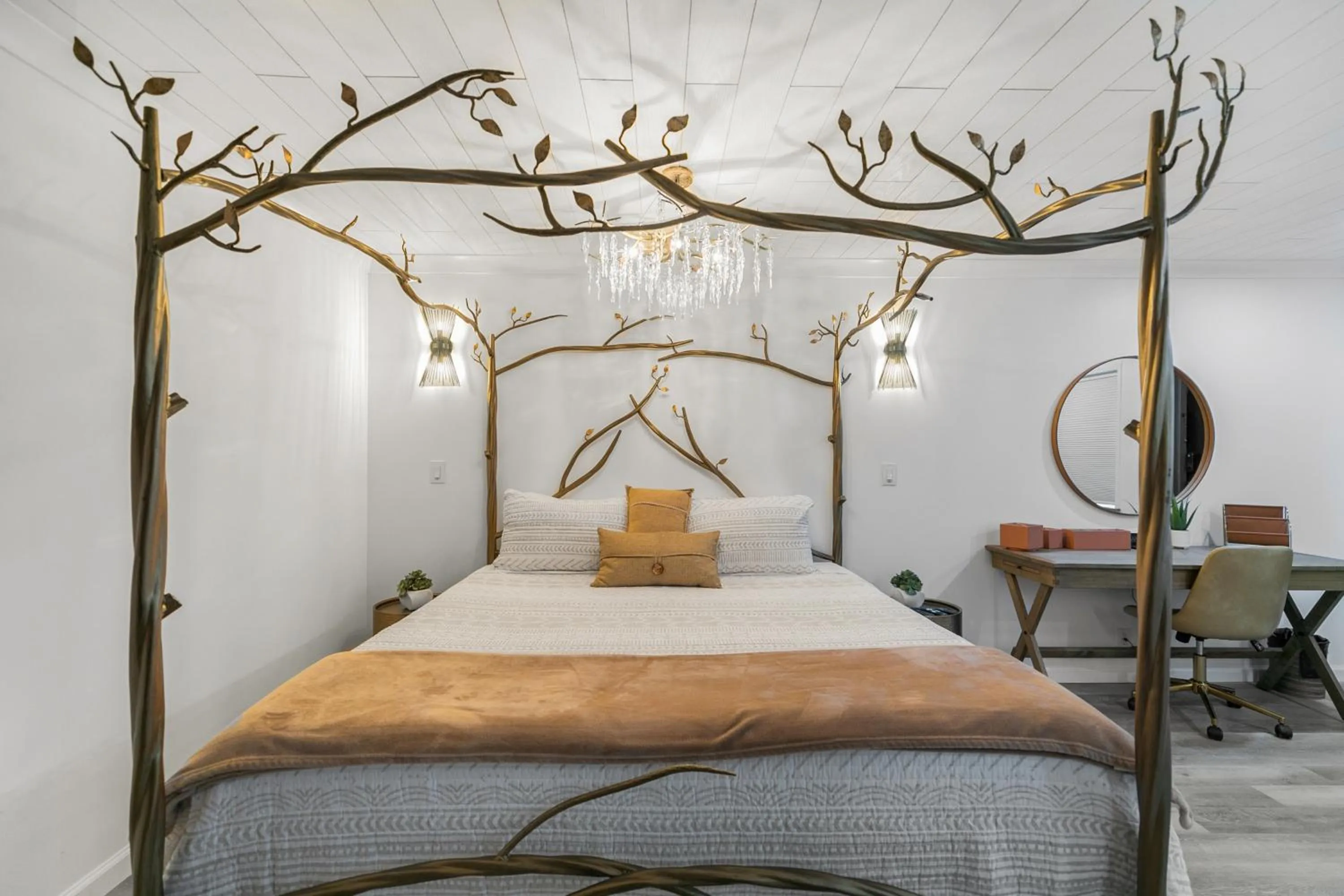 Bed in Candlewick Inn and Suites