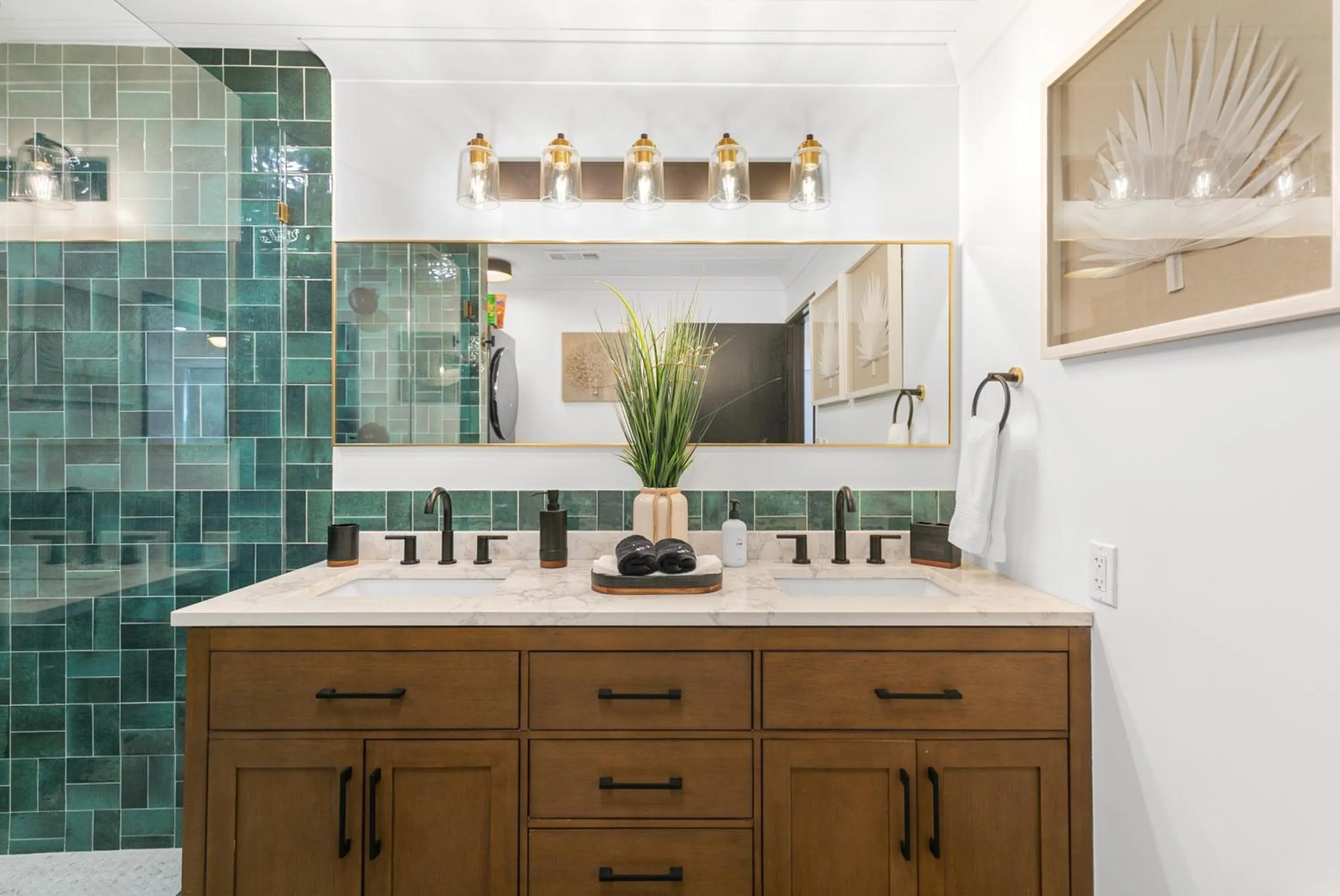 Bathroom in Candlewick Inn and Suites