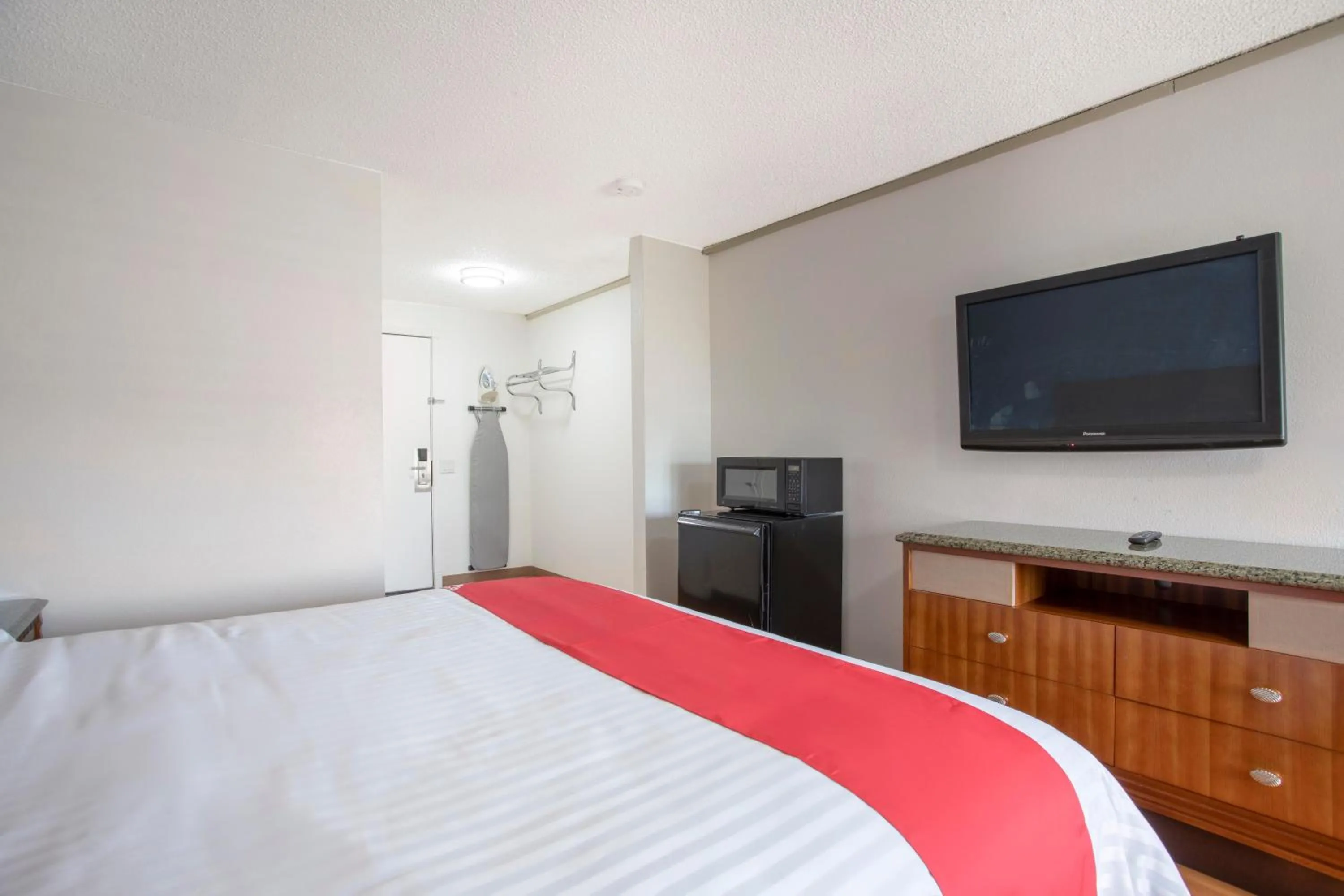 Bedroom, Bed in Hotel Palmdale - Antelope Valley -Listing Partner