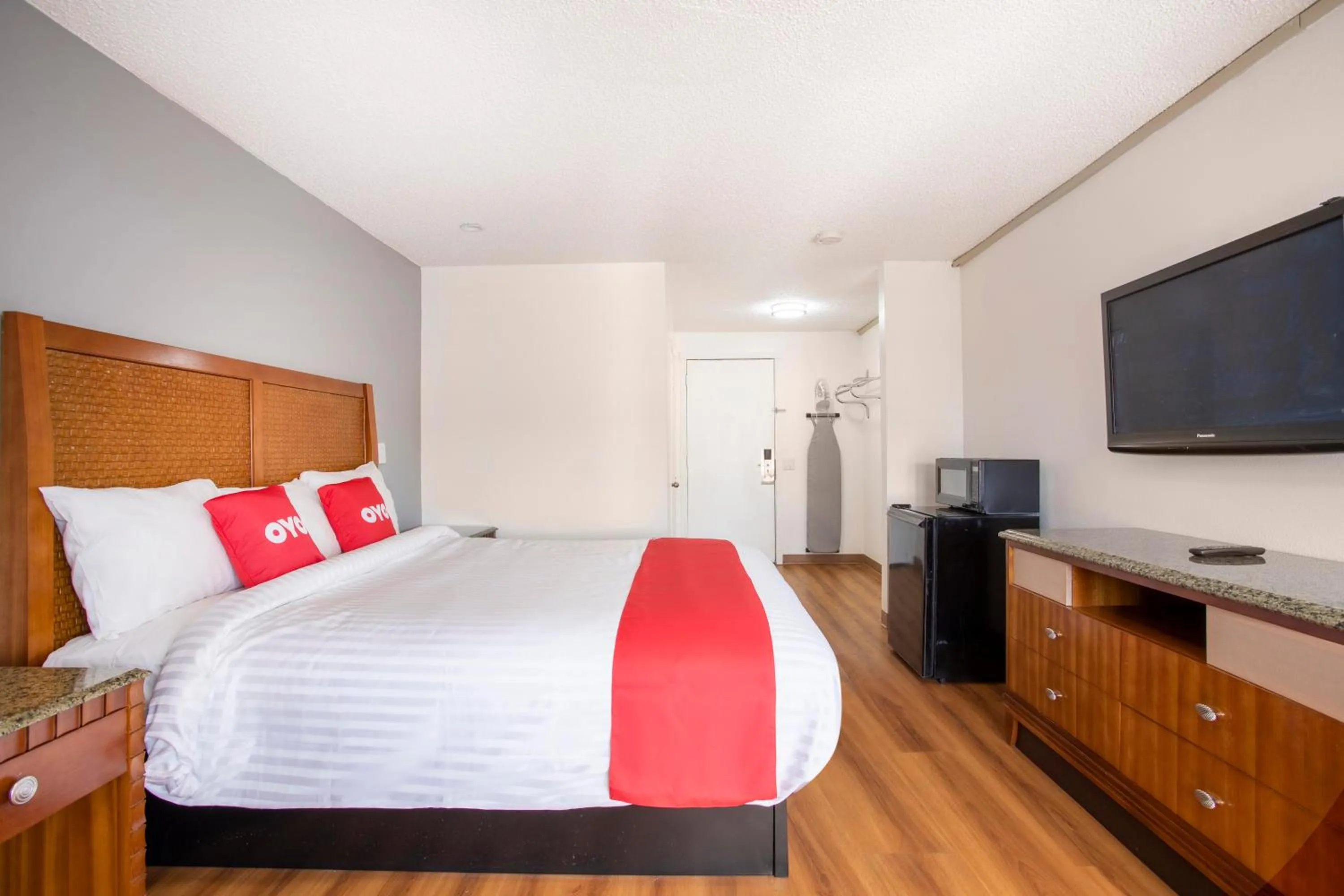 Bedroom, Bed in Hotel Palmdale - Antelope Valley -Listing Partner