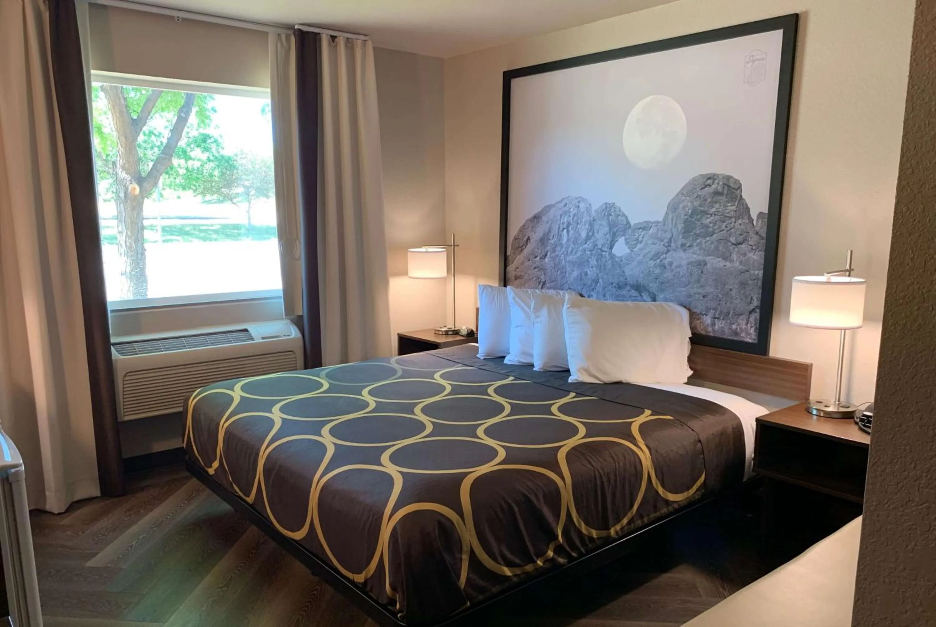 Photo of the whole room, Bed in Super 8 by Wyndham Greeley