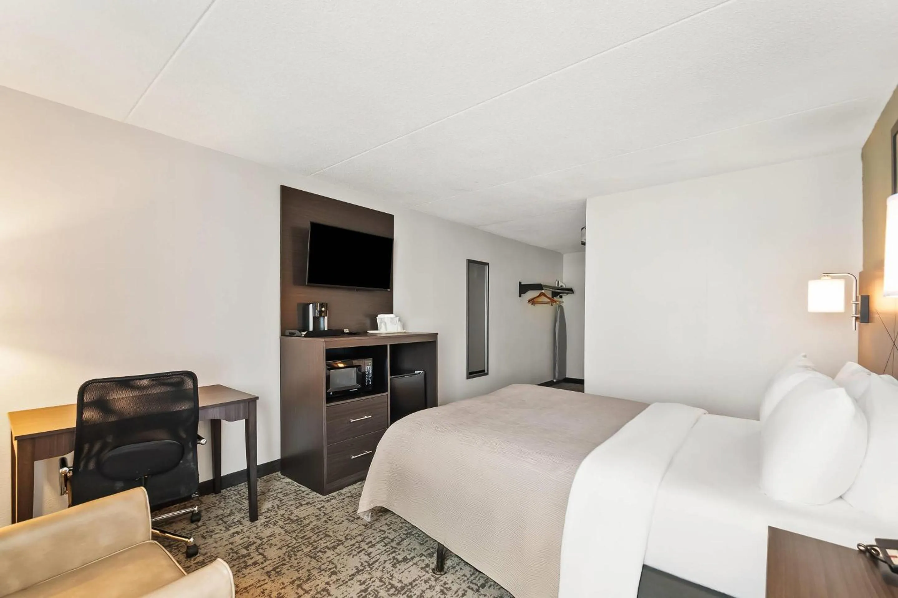 Bedroom, Bed in Quality Inn Harpers Ferry - Charles Town