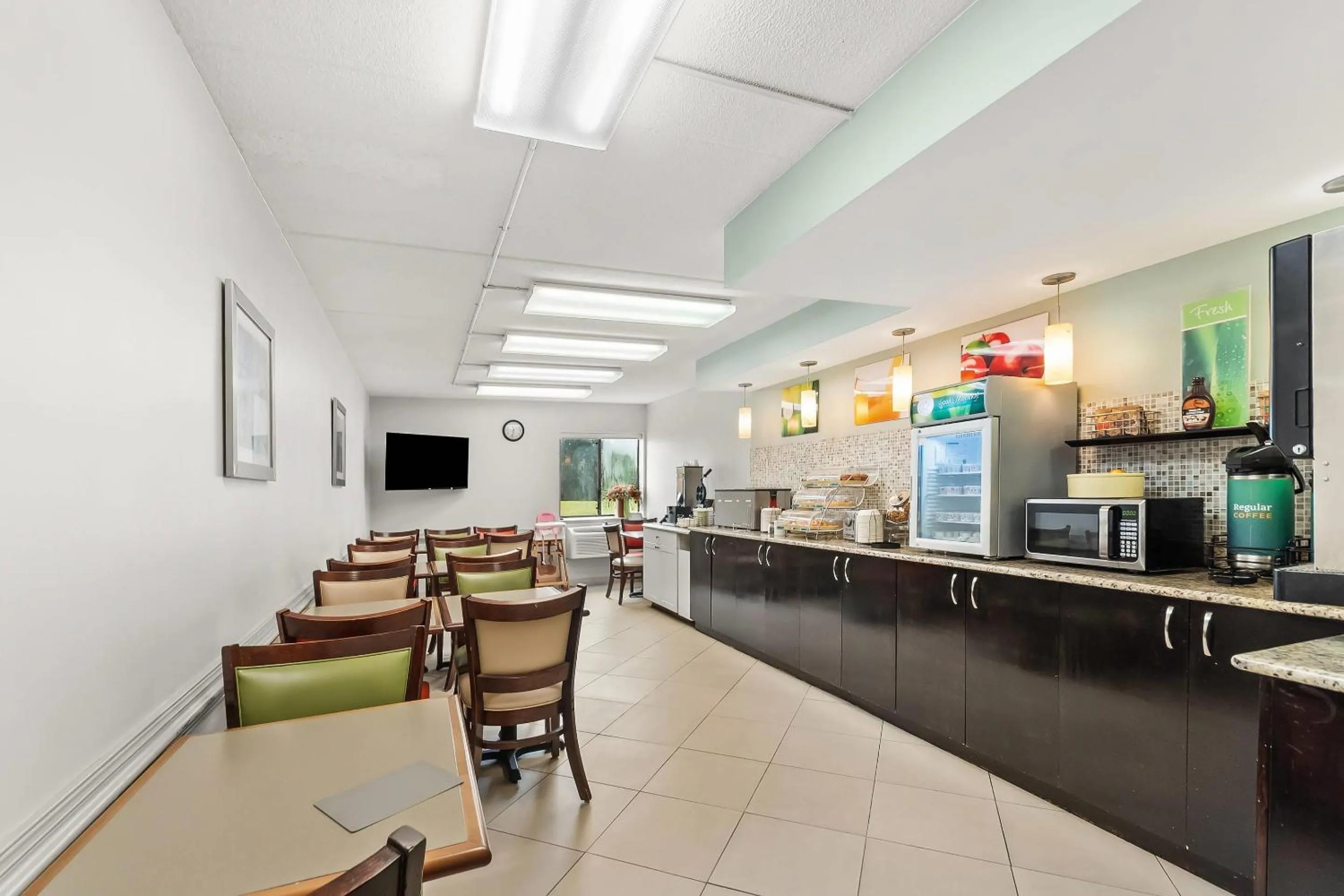 Breakfast in Quality Inn Harpers Ferry - Charles Town