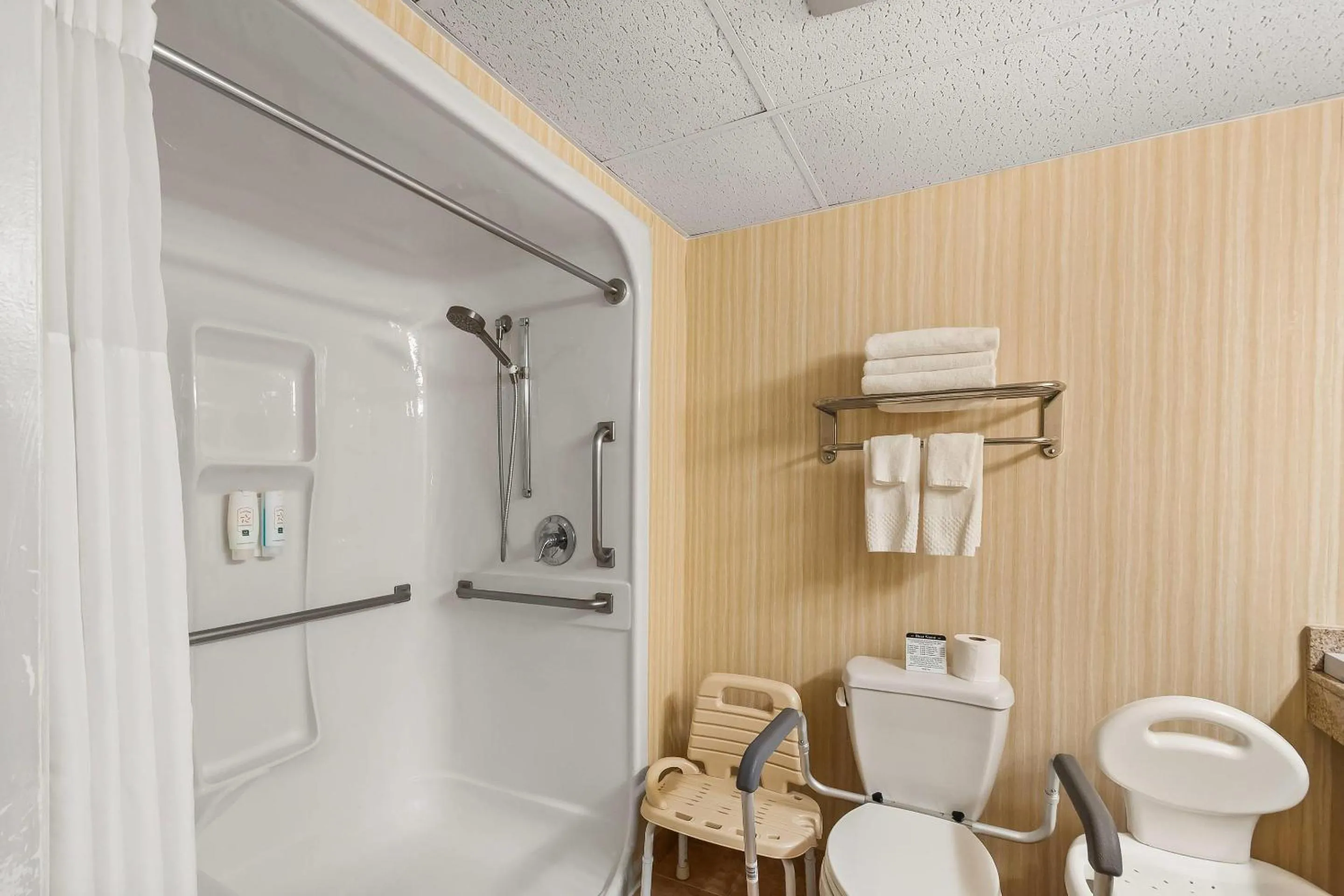 Bedroom in Quality Inn Harpers Ferry - Charles Town