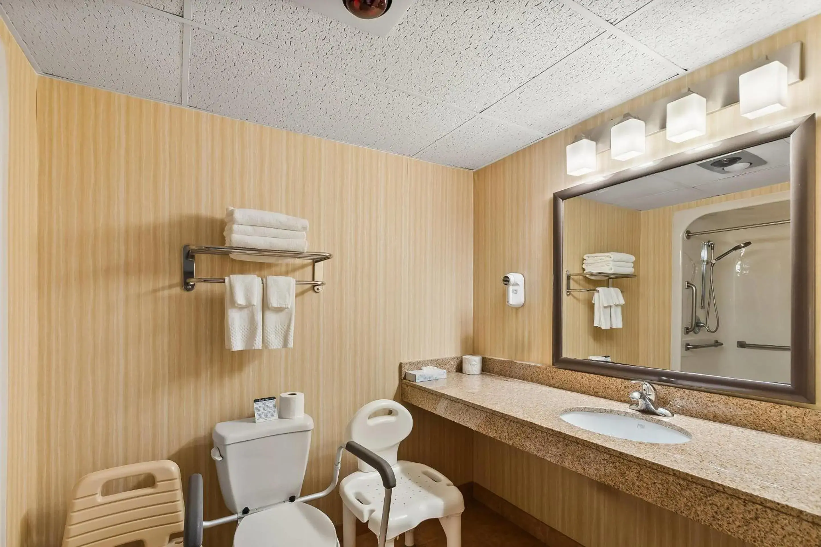 Bedroom in Quality Inn Bedroom in Quality Inn