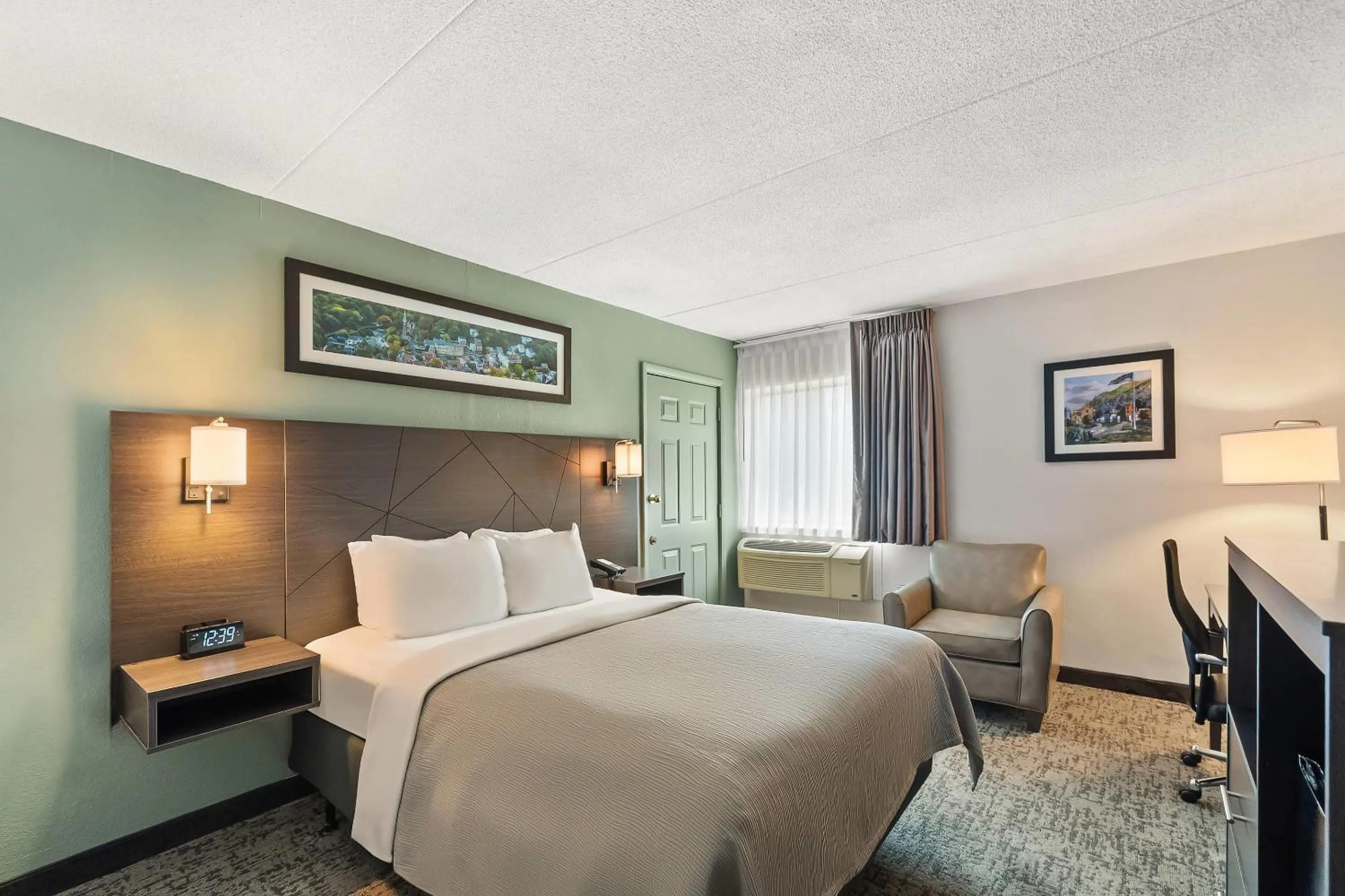 Bedroom, Bed in Quality Inn Harpers Ferry - Charles Town