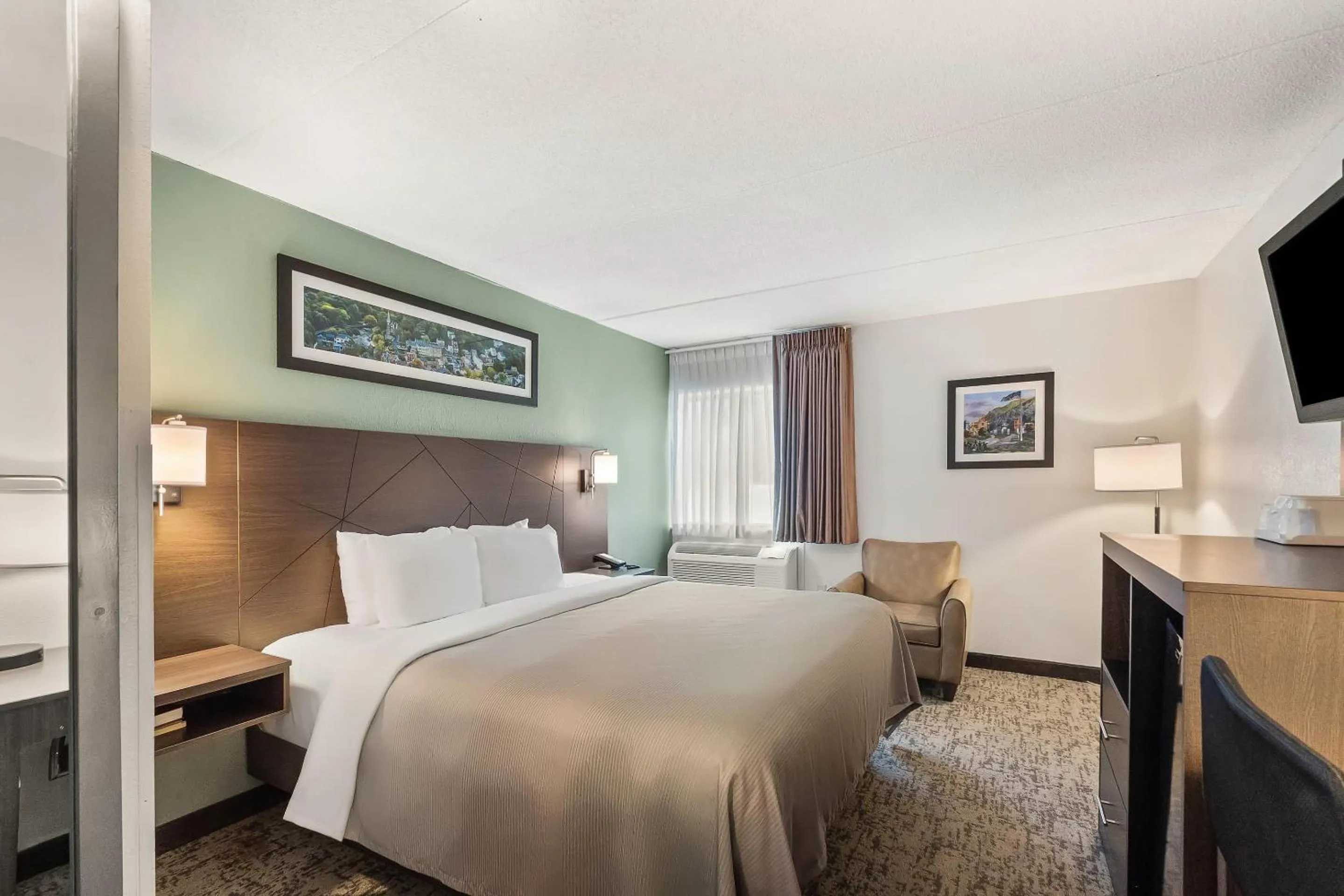 Bedroom, Bed in Quality Inn Harpers Ferry - Charles Town