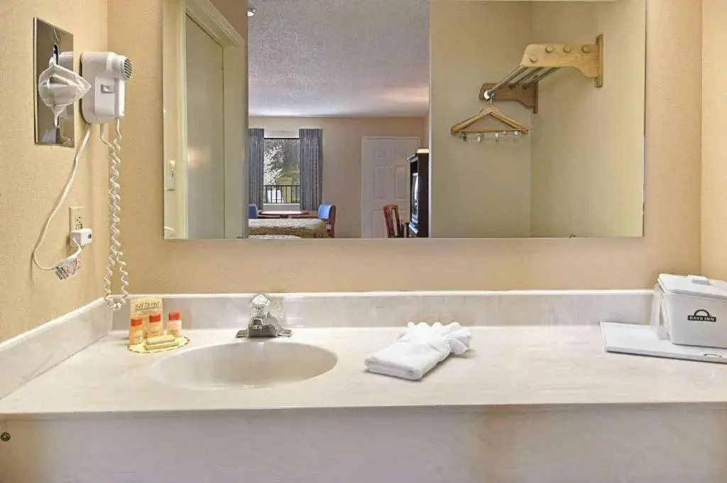 King Room - Non-Smoking in Days Inn by Wyndham Asheville Downtown North King Room - Non-Smoking in Days Inn by Wyndham Asheville Downtown North