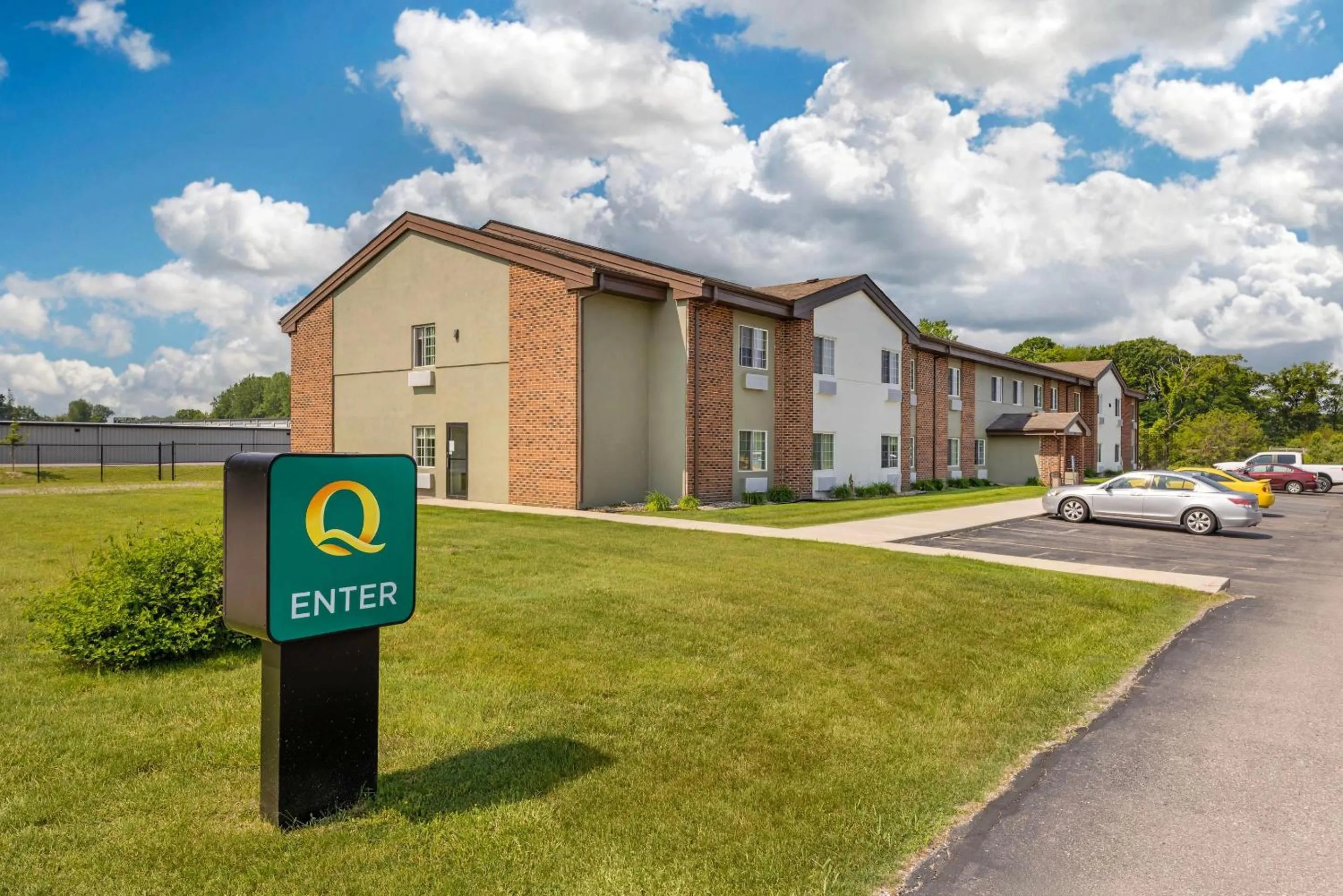 Property building in Quality Inn Chesterton near Indiana Dunes National Park I-94