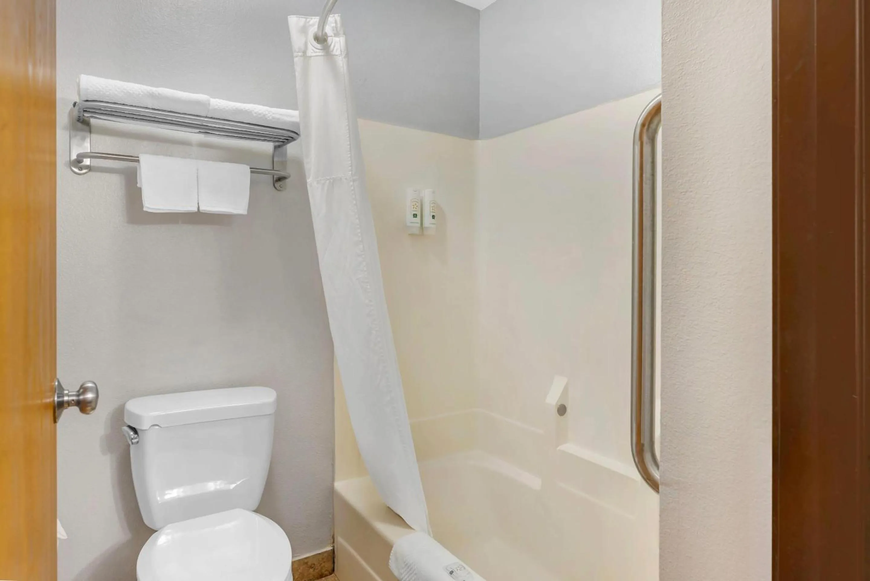 Bedroom in Quality Inn Chesterton near Indiana Dunes National Park I-94