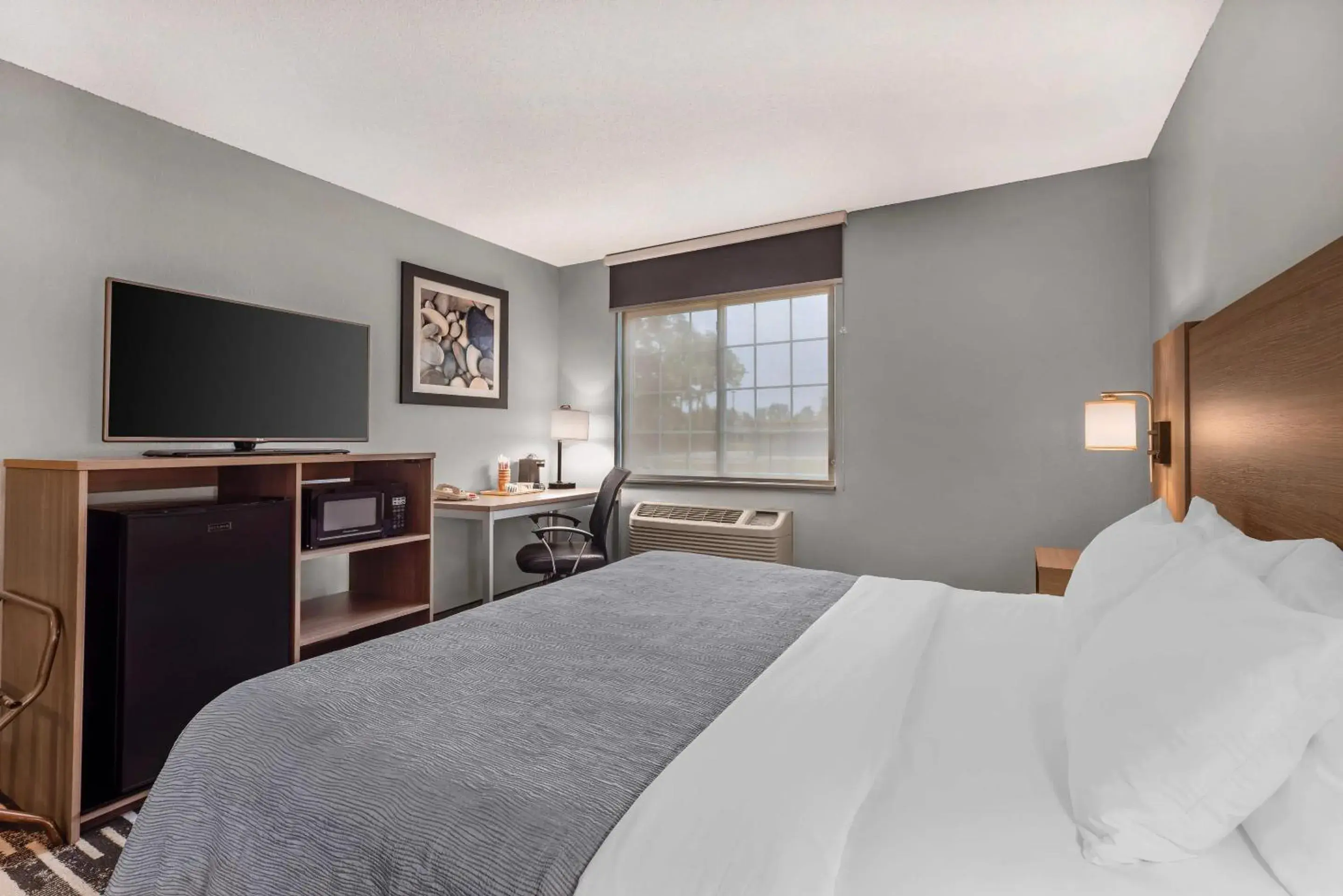 King Room with tub - Accessible/Non-Smoking in Quality Inn Chesterton near Indiana Dunes National Park I-94 King Room with tub - Accessible/Non-Smoking in Quality Inn Chesterton near Indiana Dunes National Park I-94