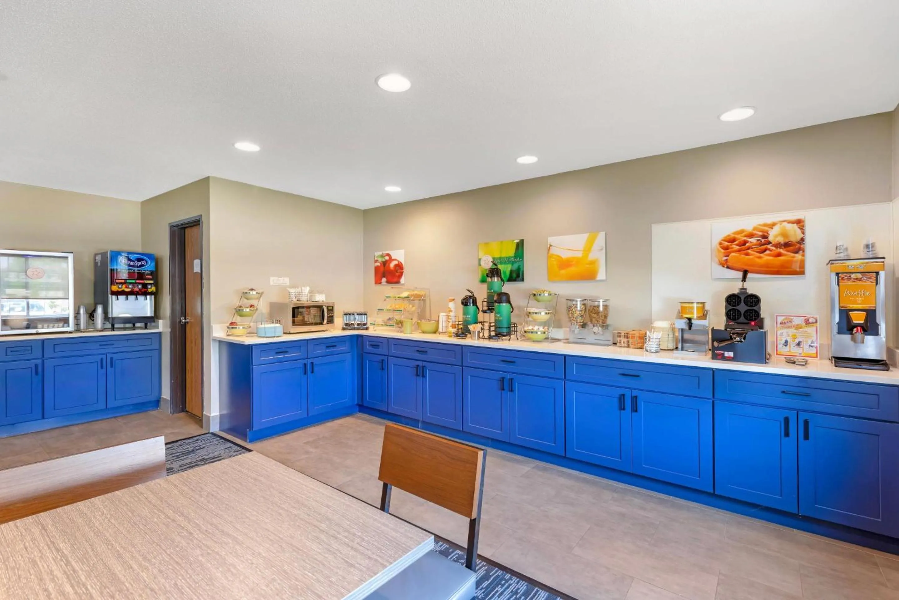 Breakfast in Quality Inn Chesterton near Indiana Dunes National Park I-94