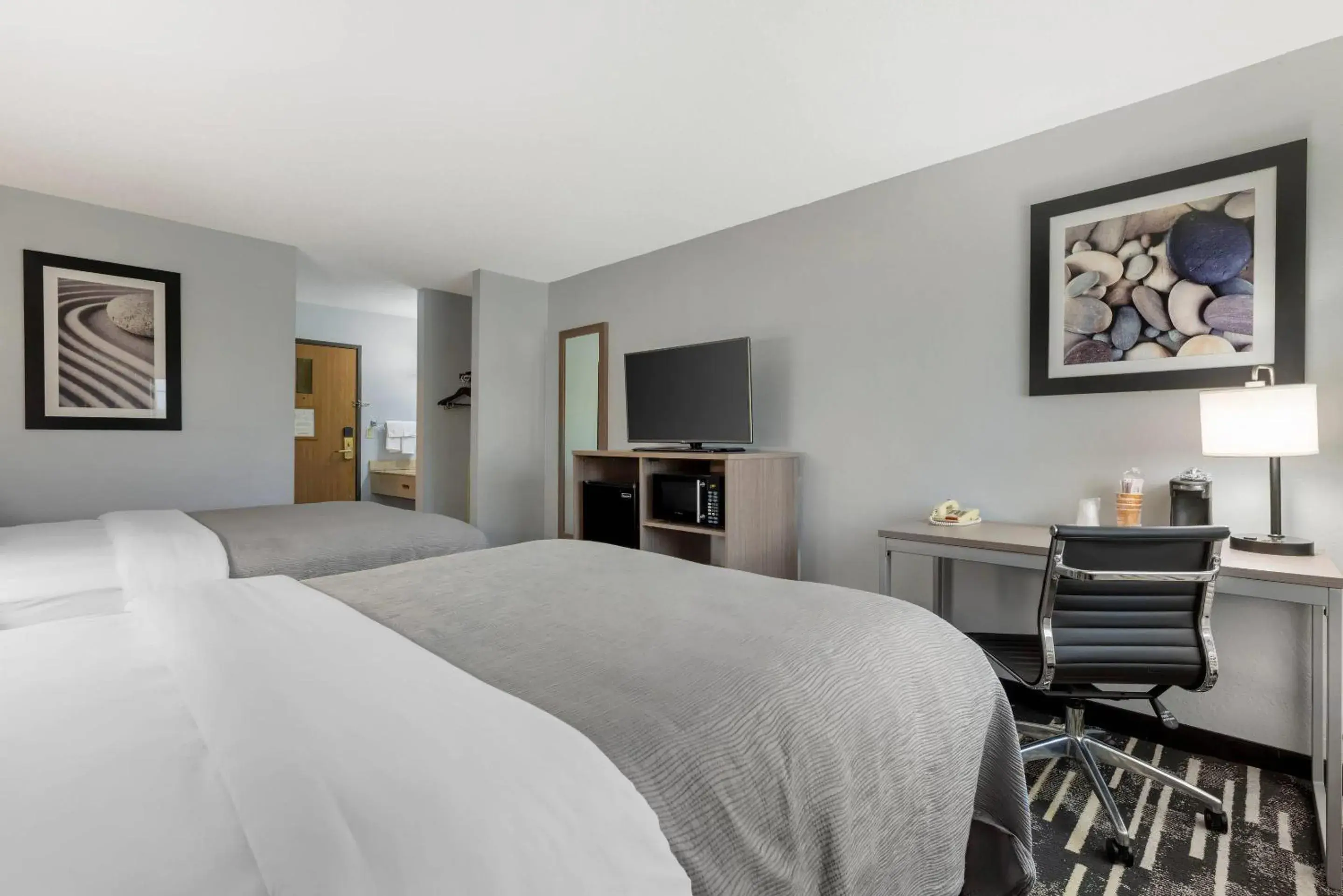 Bedroom, Bed in Quality Inn Chesterton near Indiana Dunes National Park I-94 Bedroom, Bed in Quality Inn Chesterton near Indiana Dunes National Park I-94