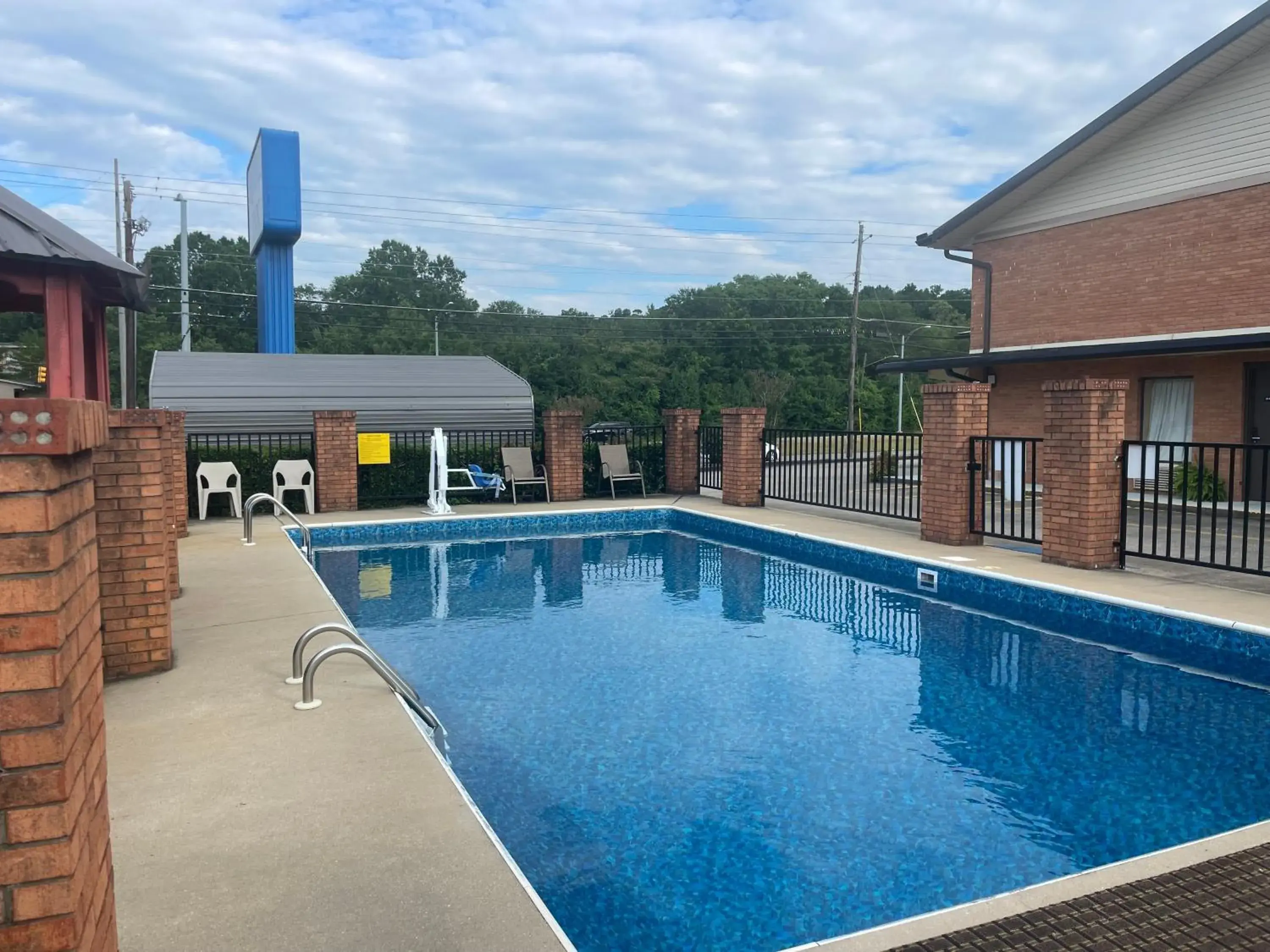 Swimming pool in Royal Inn - Anniston Swimming pool in Royal Inn - Anniston