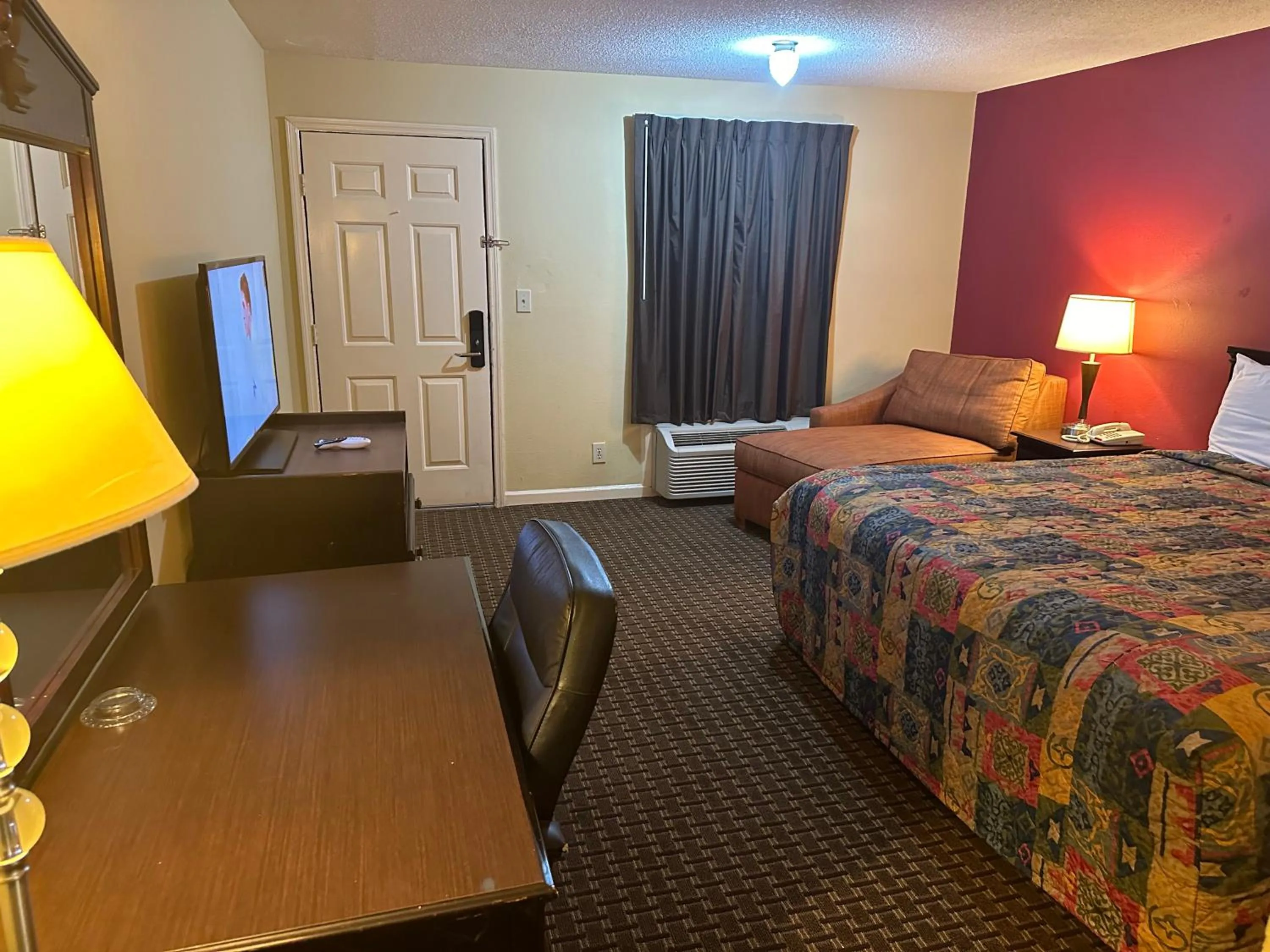 Bedroom, Bed in Royal Inn - Anniston