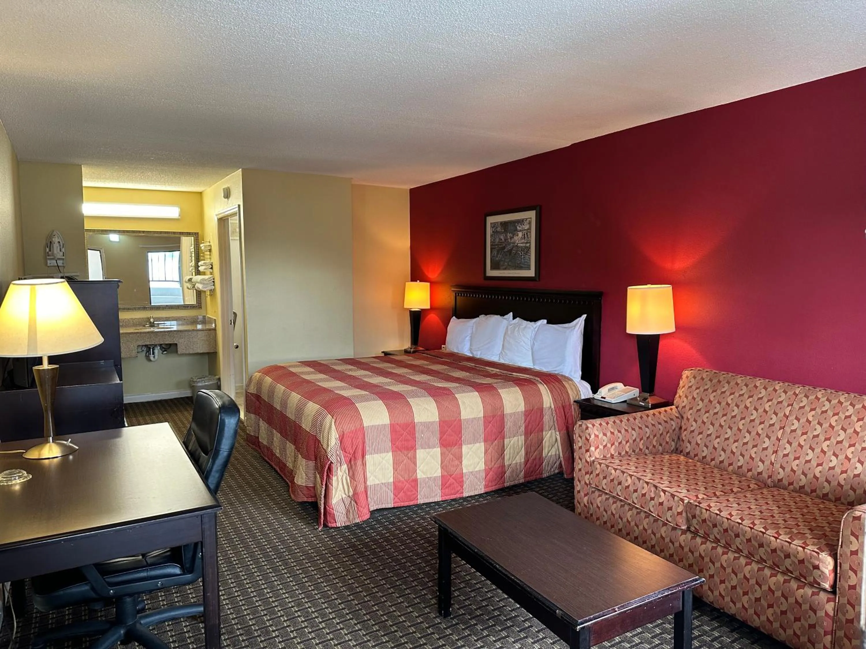 Bedroom, Bed in Royal Inn - Anniston