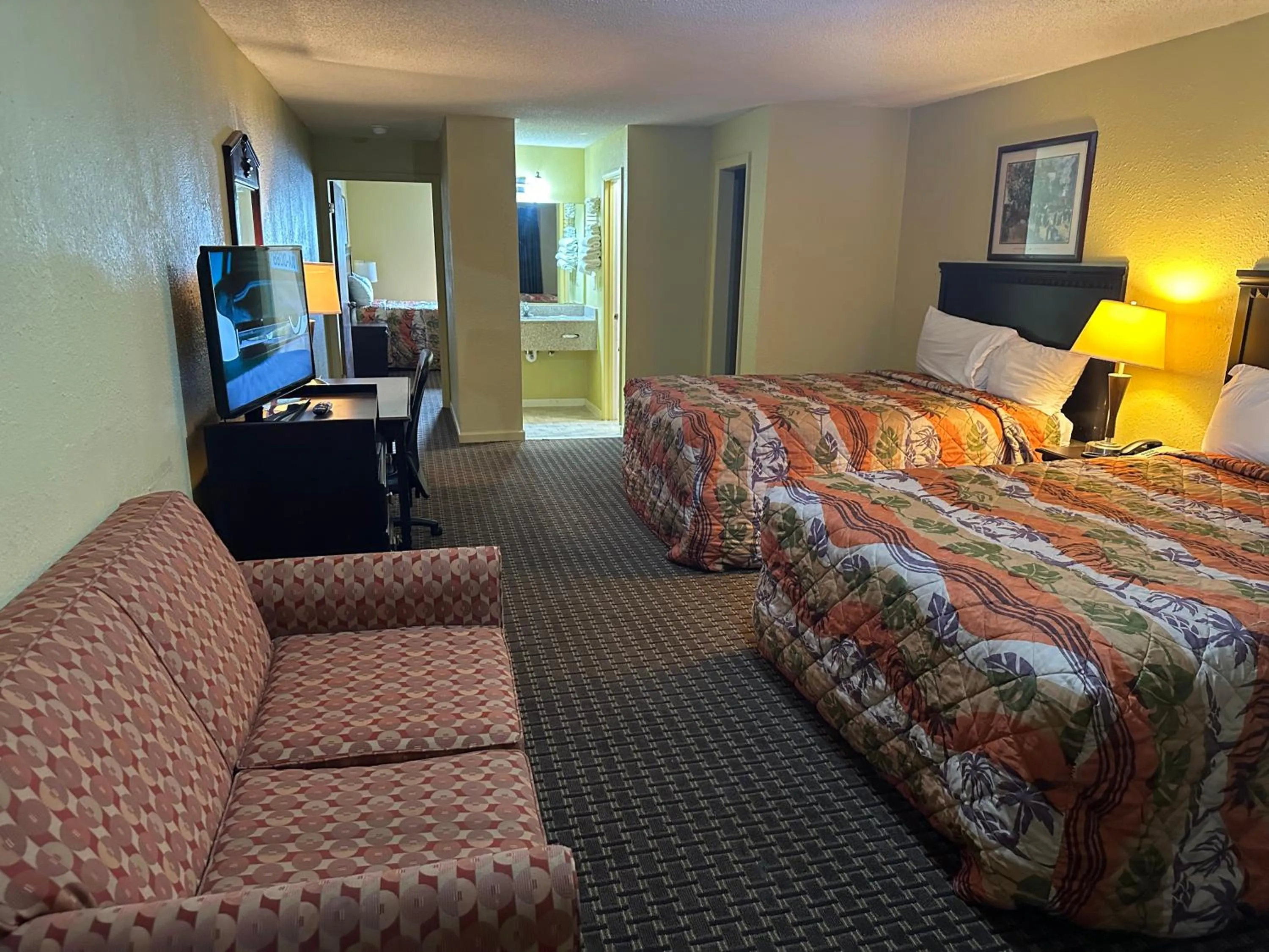Photo of the whole room, Bed in Royal Inn - Anniston