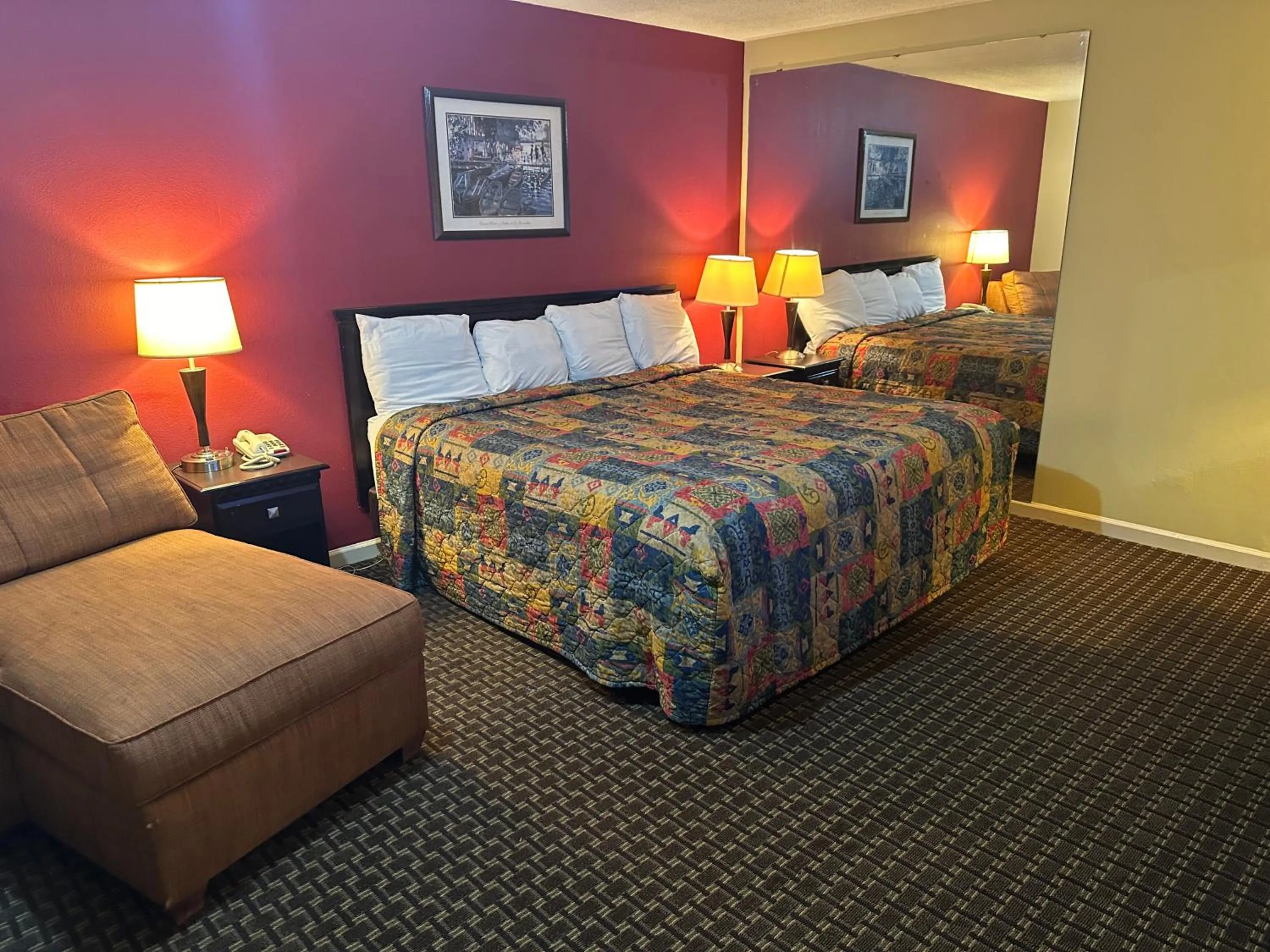 Bedroom, Bed in Royal Inn - Anniston