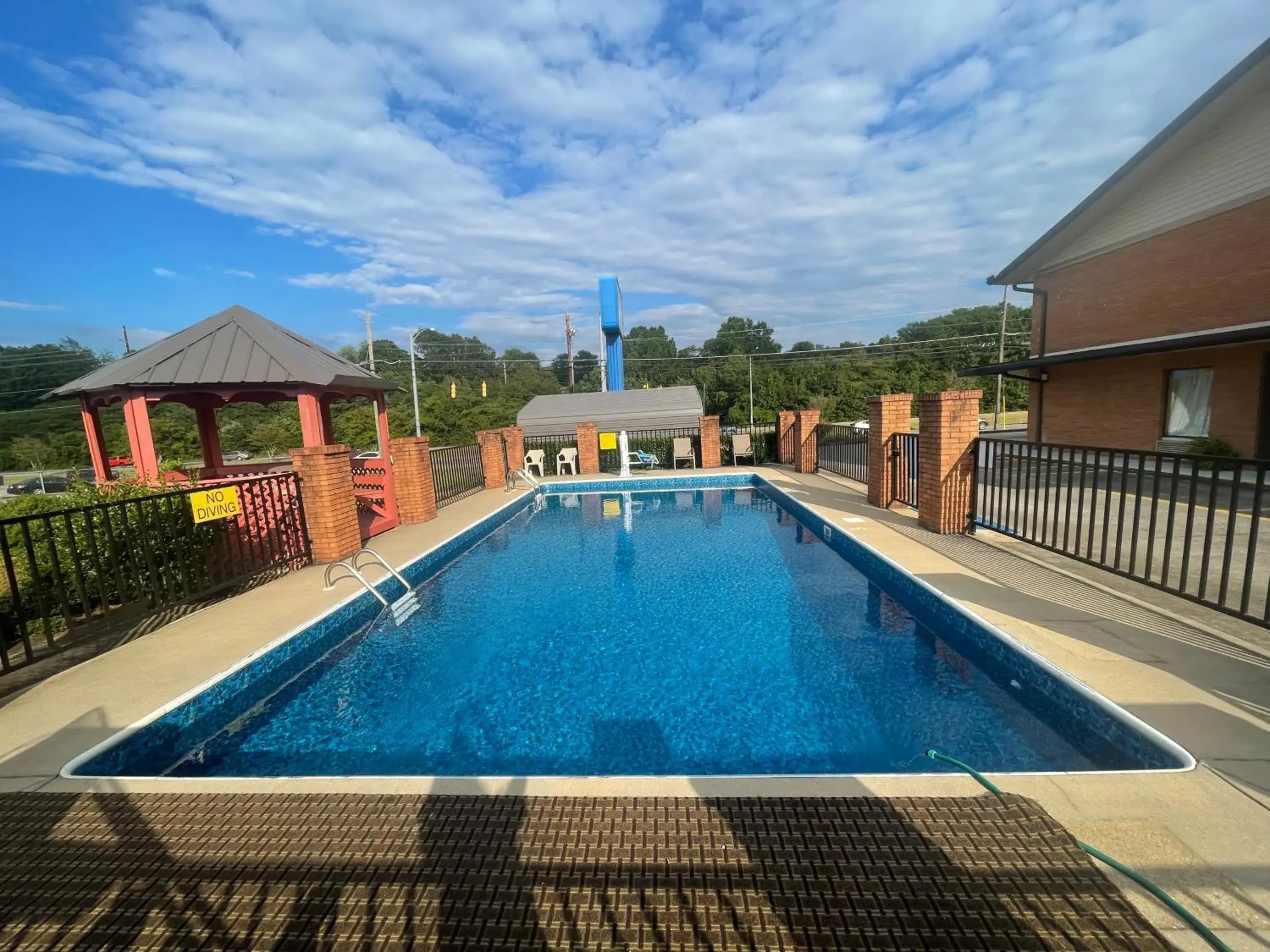 Swimming pool in Royal Inn - Anniston Swimming pool in Royal Inn - Anniston