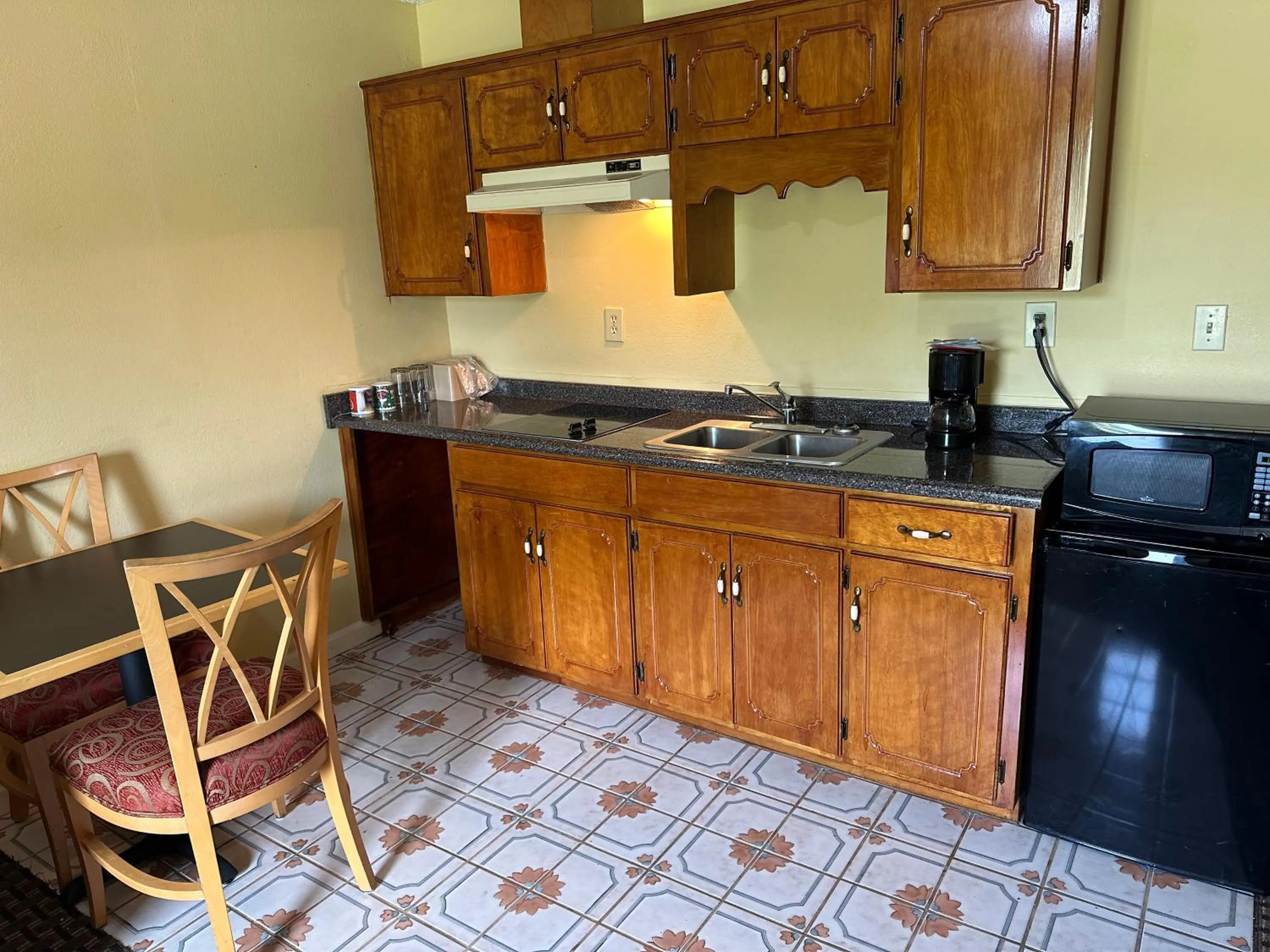 Kitchen or kitchenette in Royal Inn - Anniston