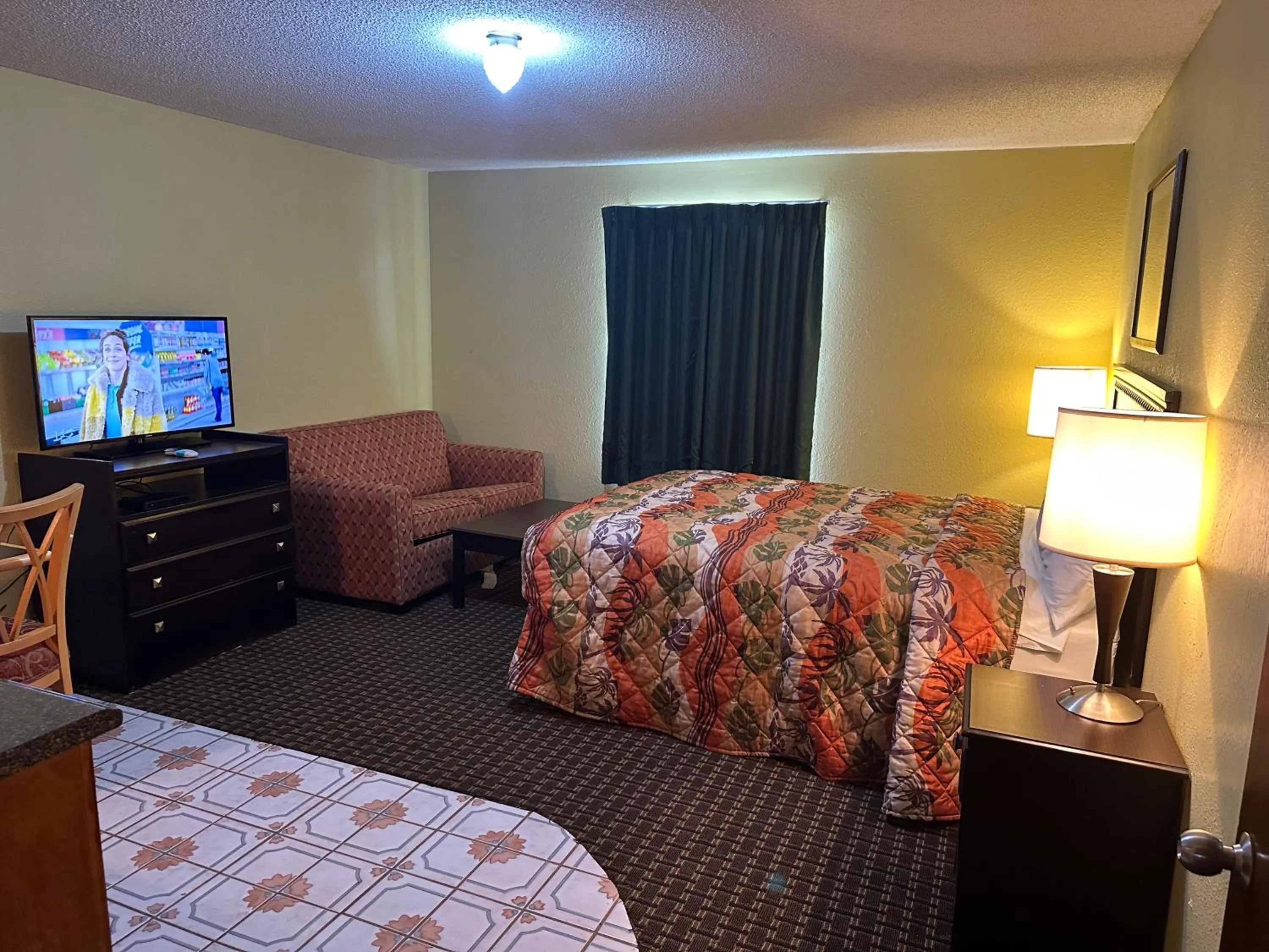 Living room, Bed in Royal Inn - Anniston