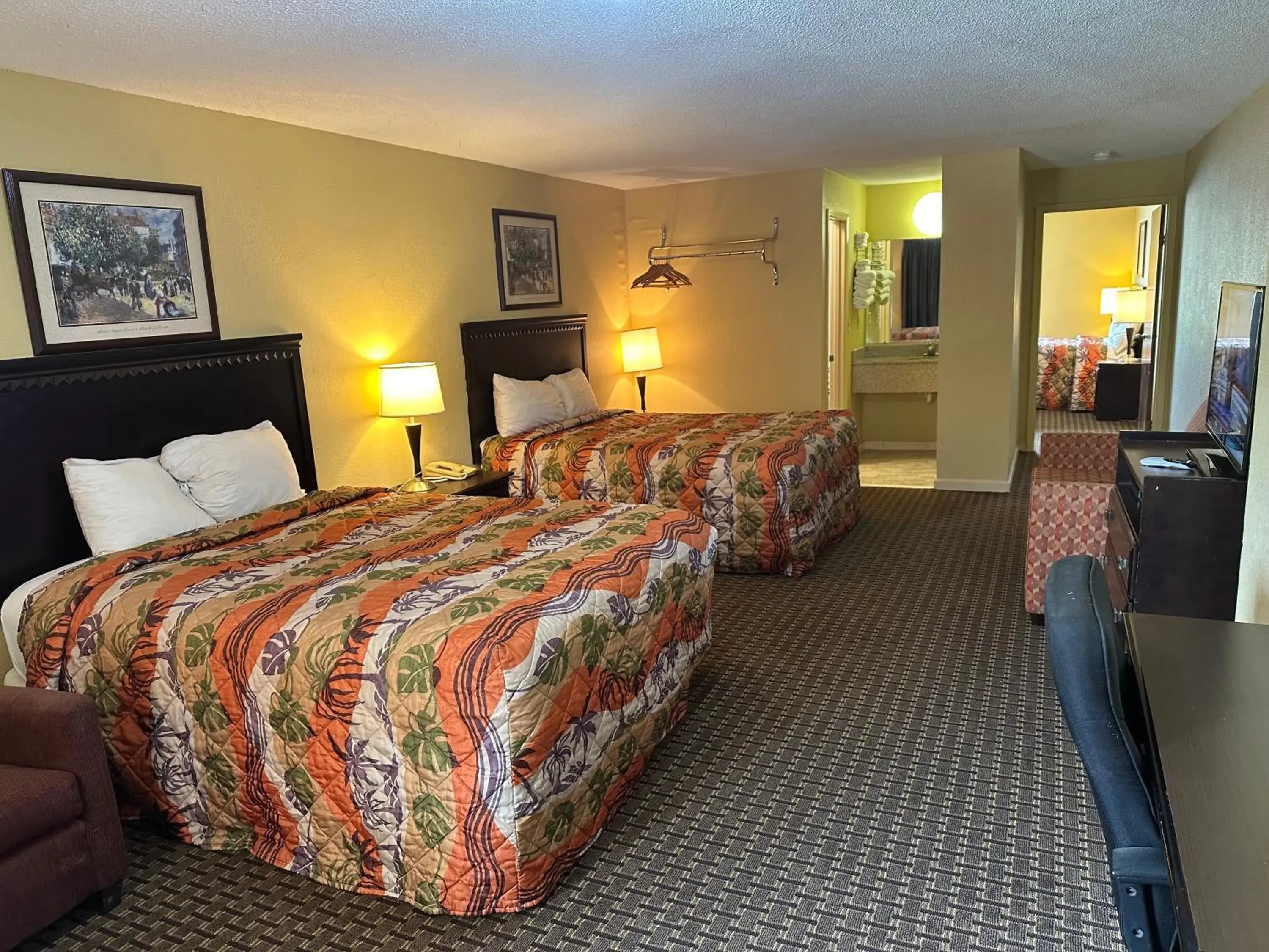 Two-Bedroom Suite in Royal Inn - Anniston Two-Bedroom Suite in Royal Inn - Anniston