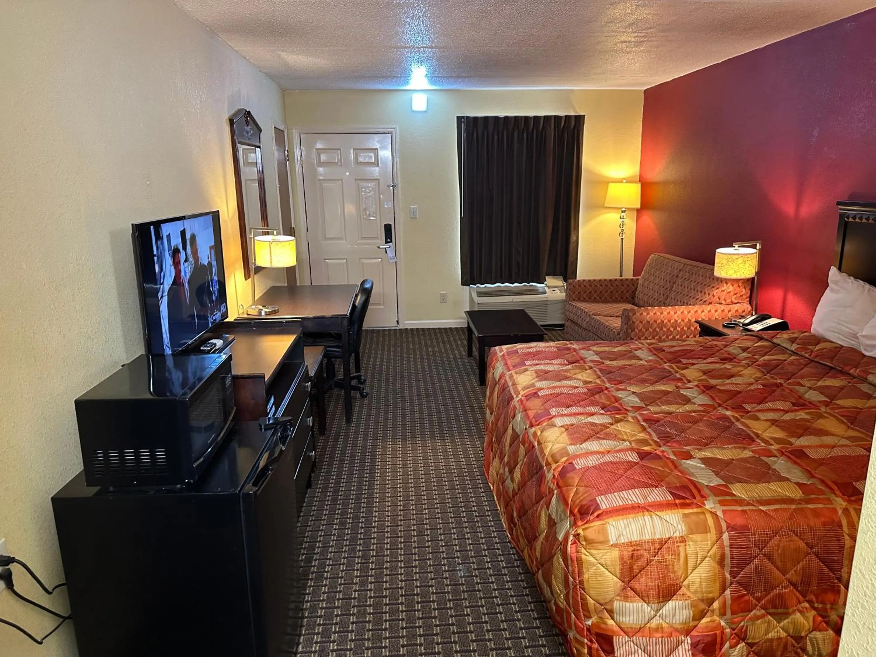 Communal lounge/ TV room, Bed in Royal Inn - Anniston