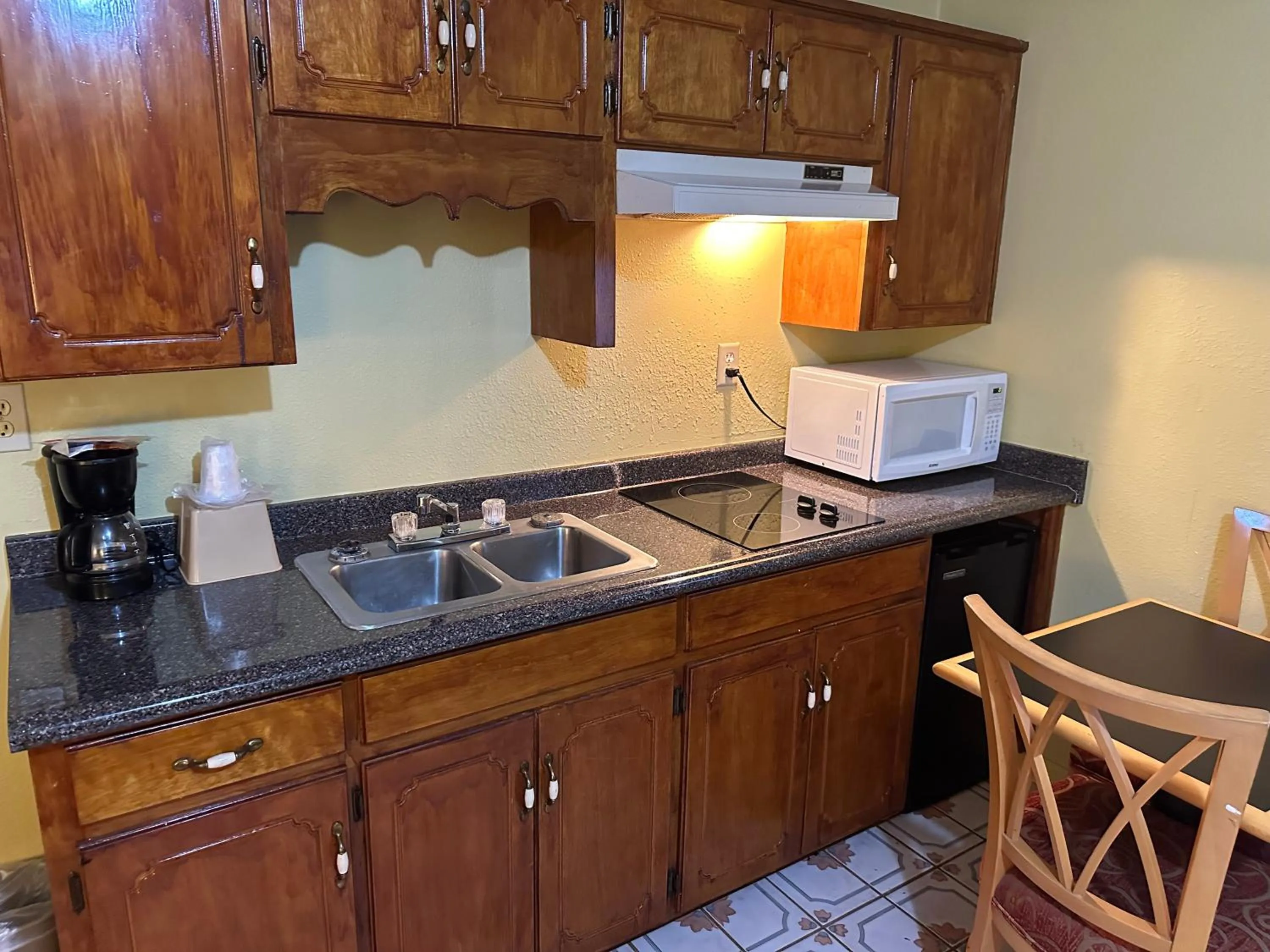 Kitchen or kitchenette in Royal Inn - Anniston