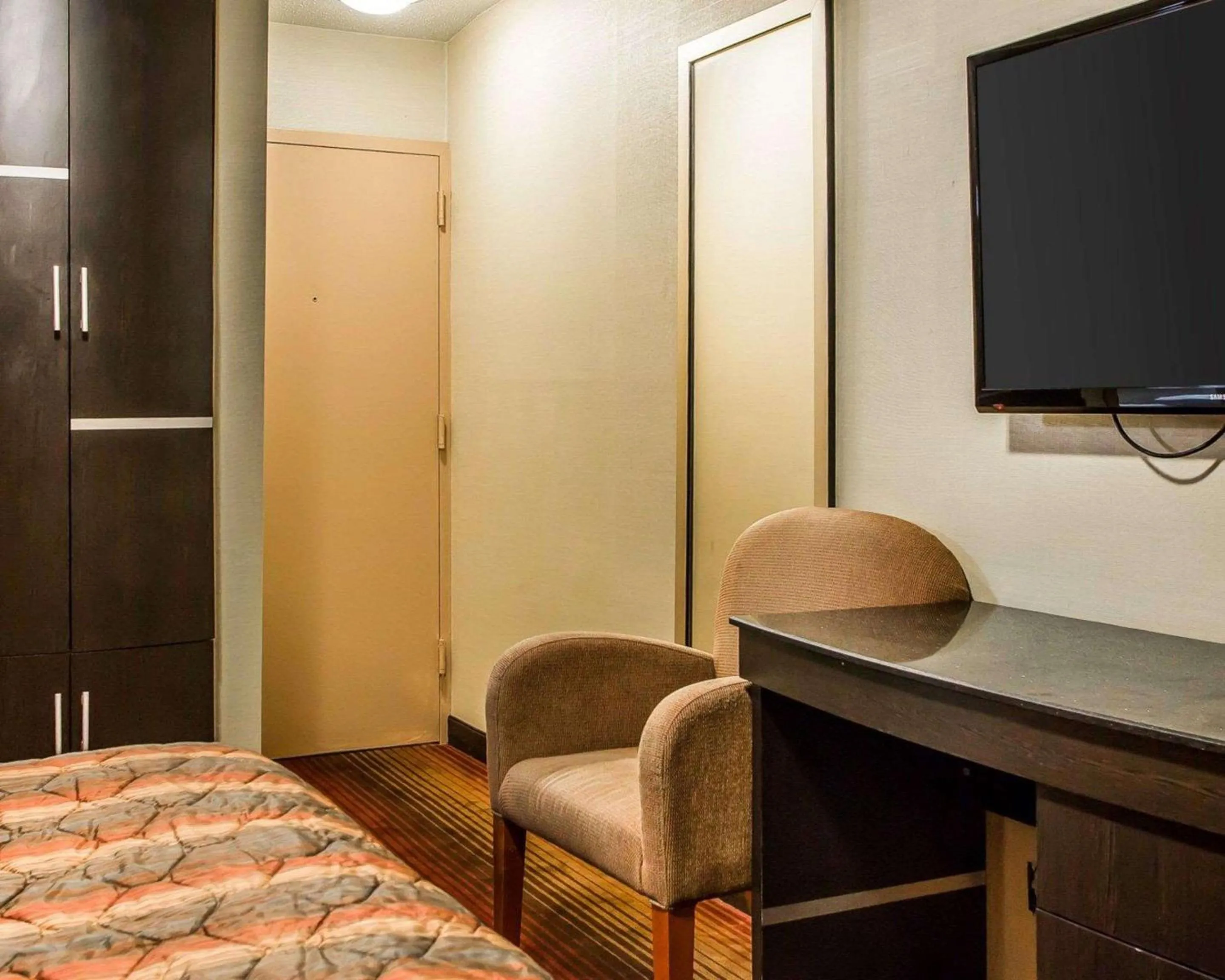 Photo of the whole room, Bed in Rodeway Inn