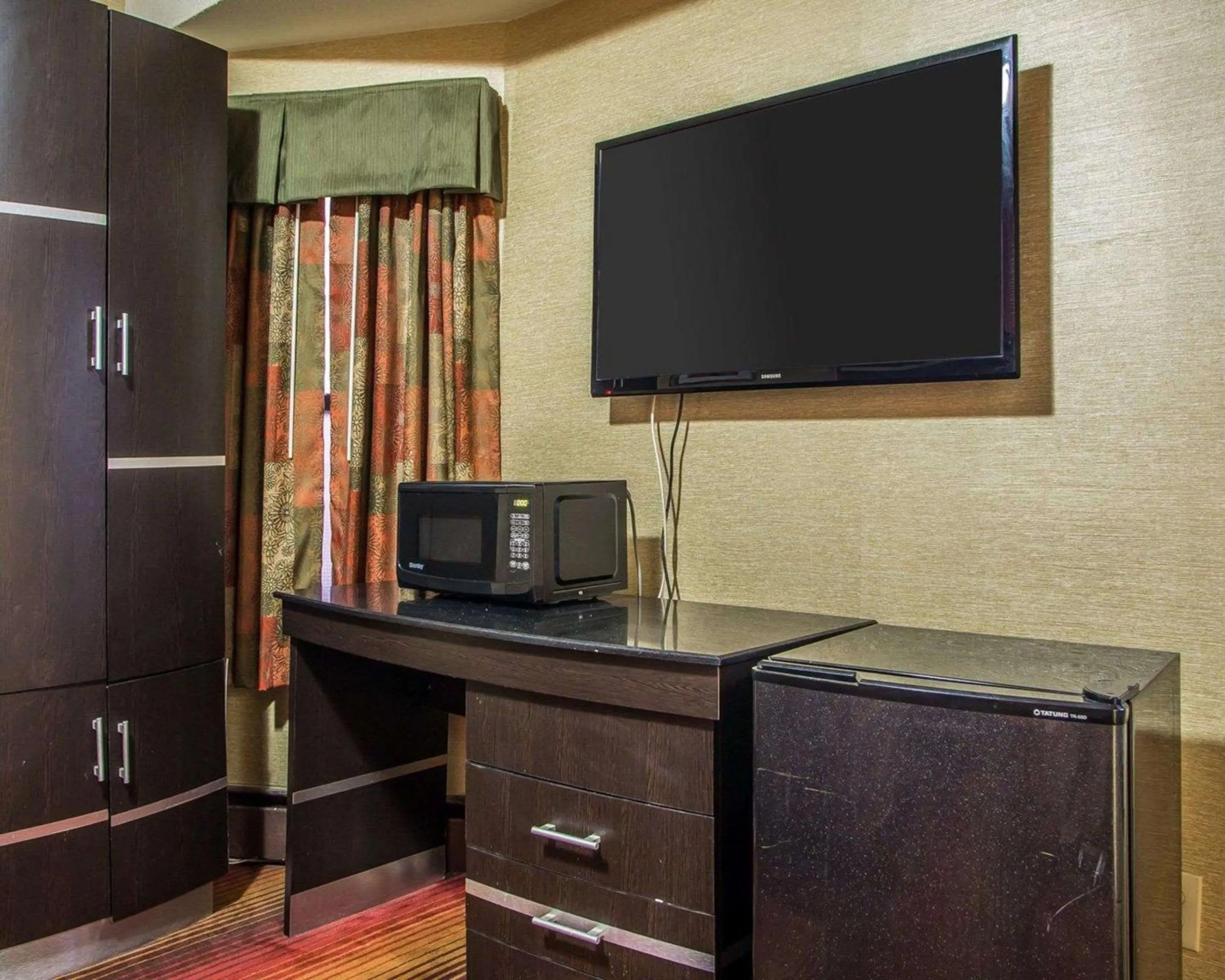 Photo of the whole room in Rodeway Inn