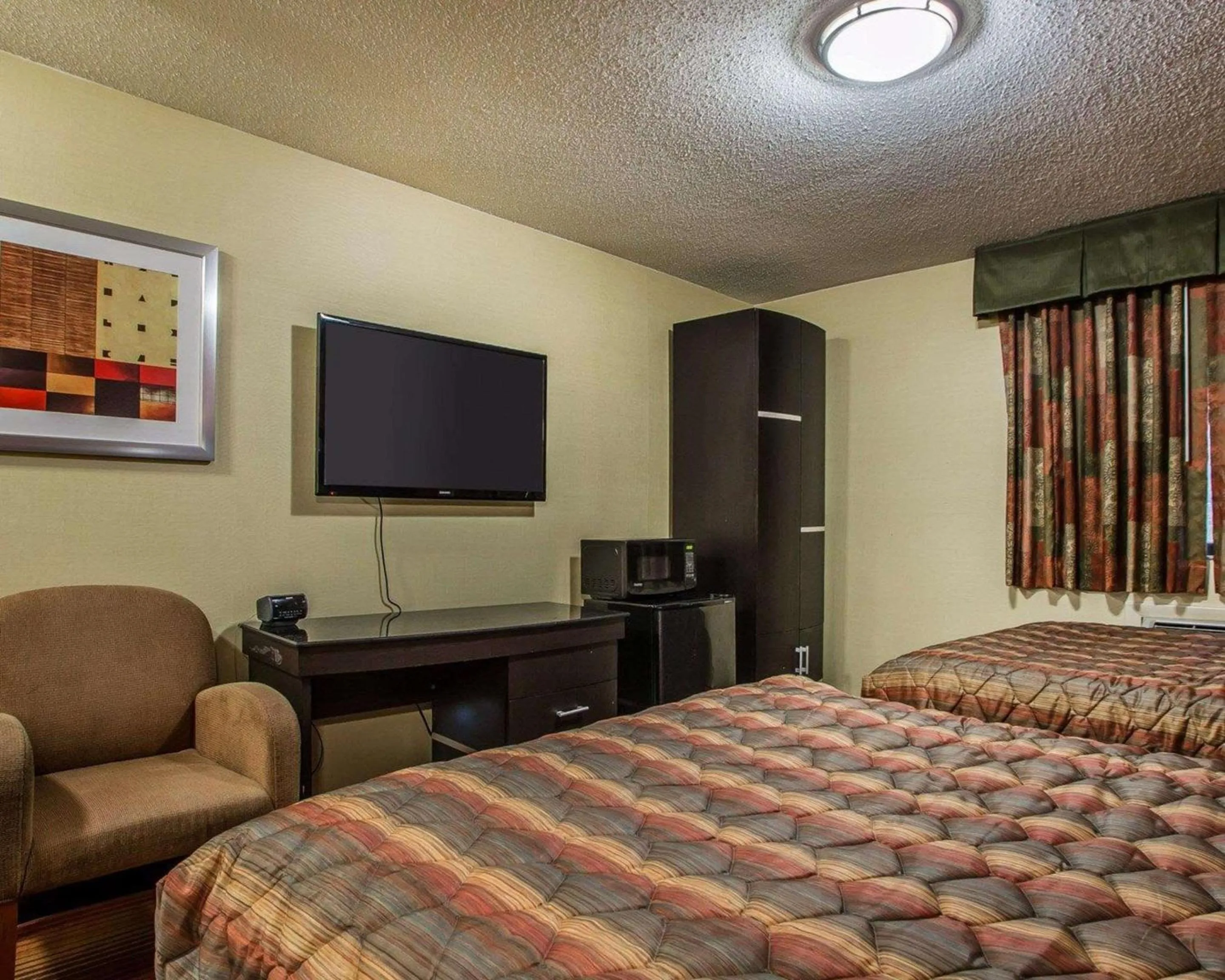 Photo of the whole room, Bed in Rodeway Inn