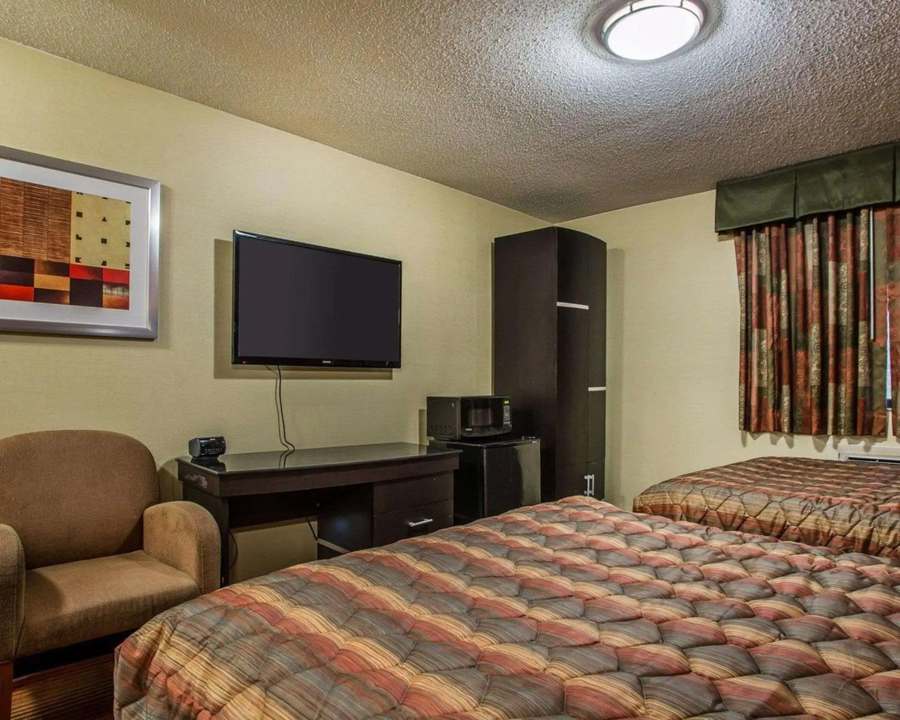 Photo of the whole room, Bed in Rodeway Inn Photo of the whole room, Bed in Rodeway Inn